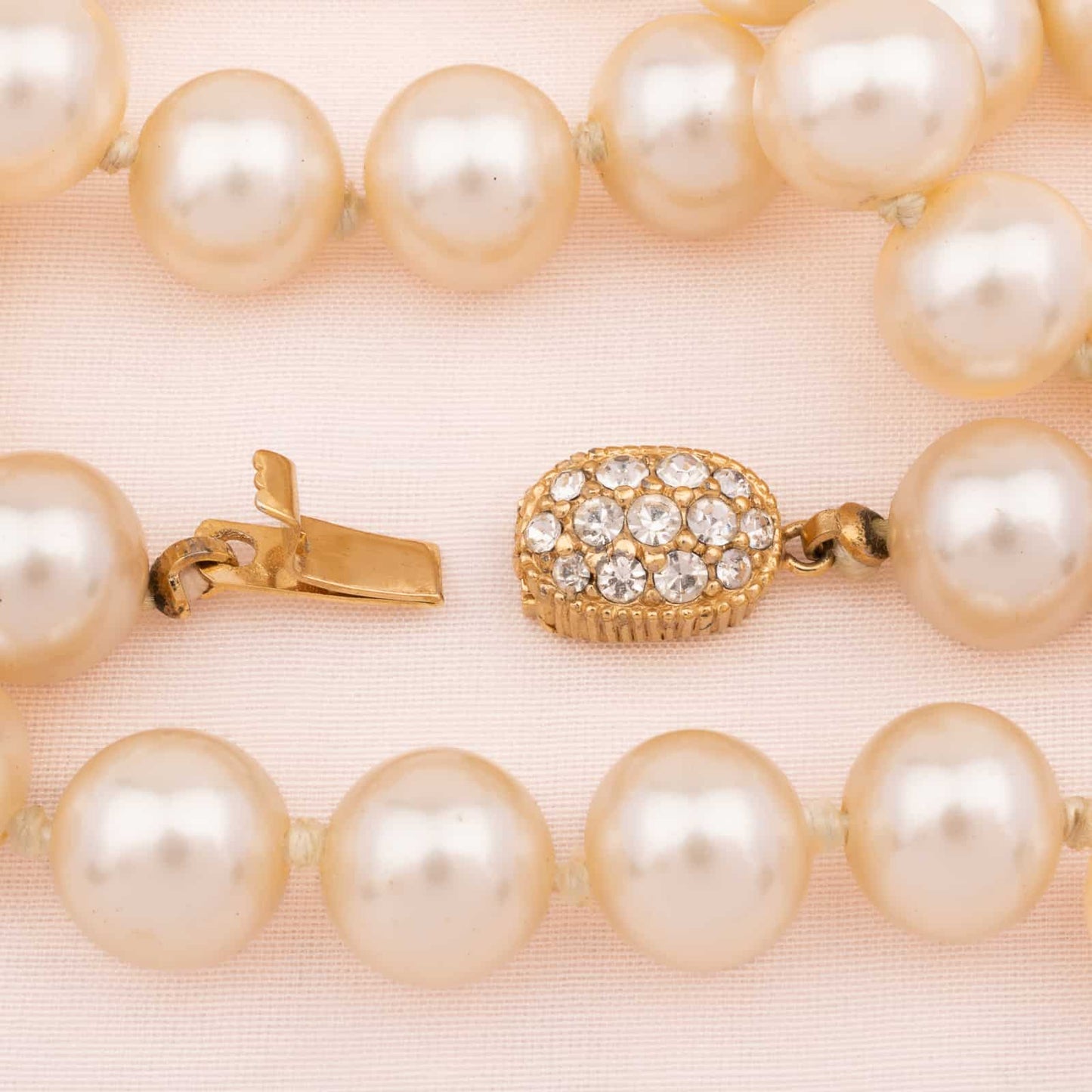 Ciner-Perlenkette-mit-ovalem-Strass-Verschluss