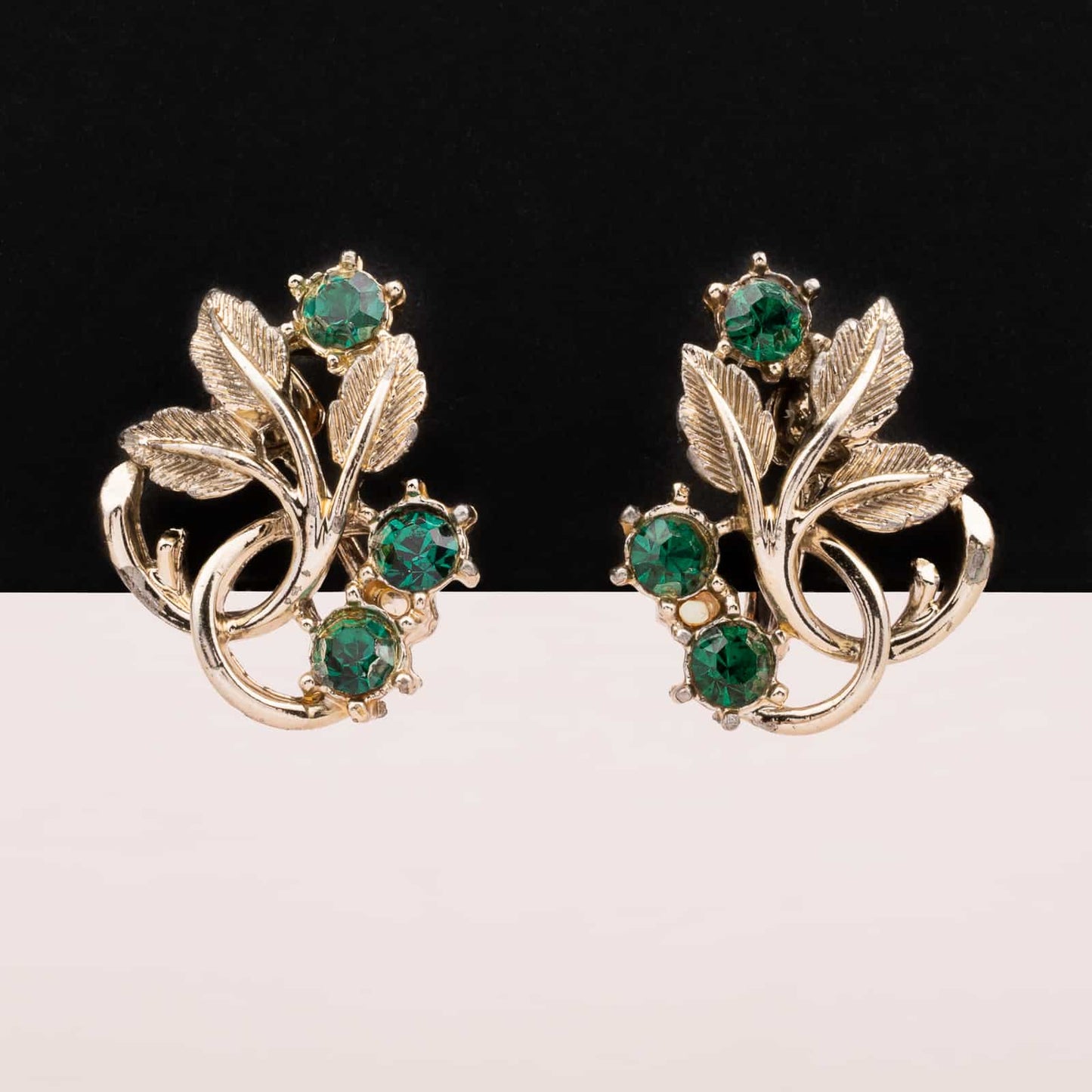 Coro-florale-Ohrclips-mit-grünem-Strass