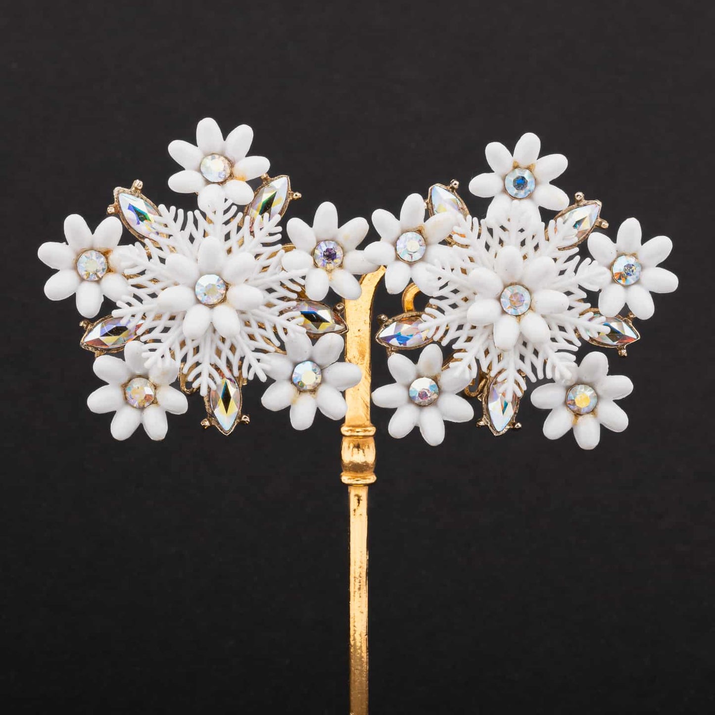 Coro-weiße-Blumen-Ohrclips-mit-Aurora-Borealis-Strass