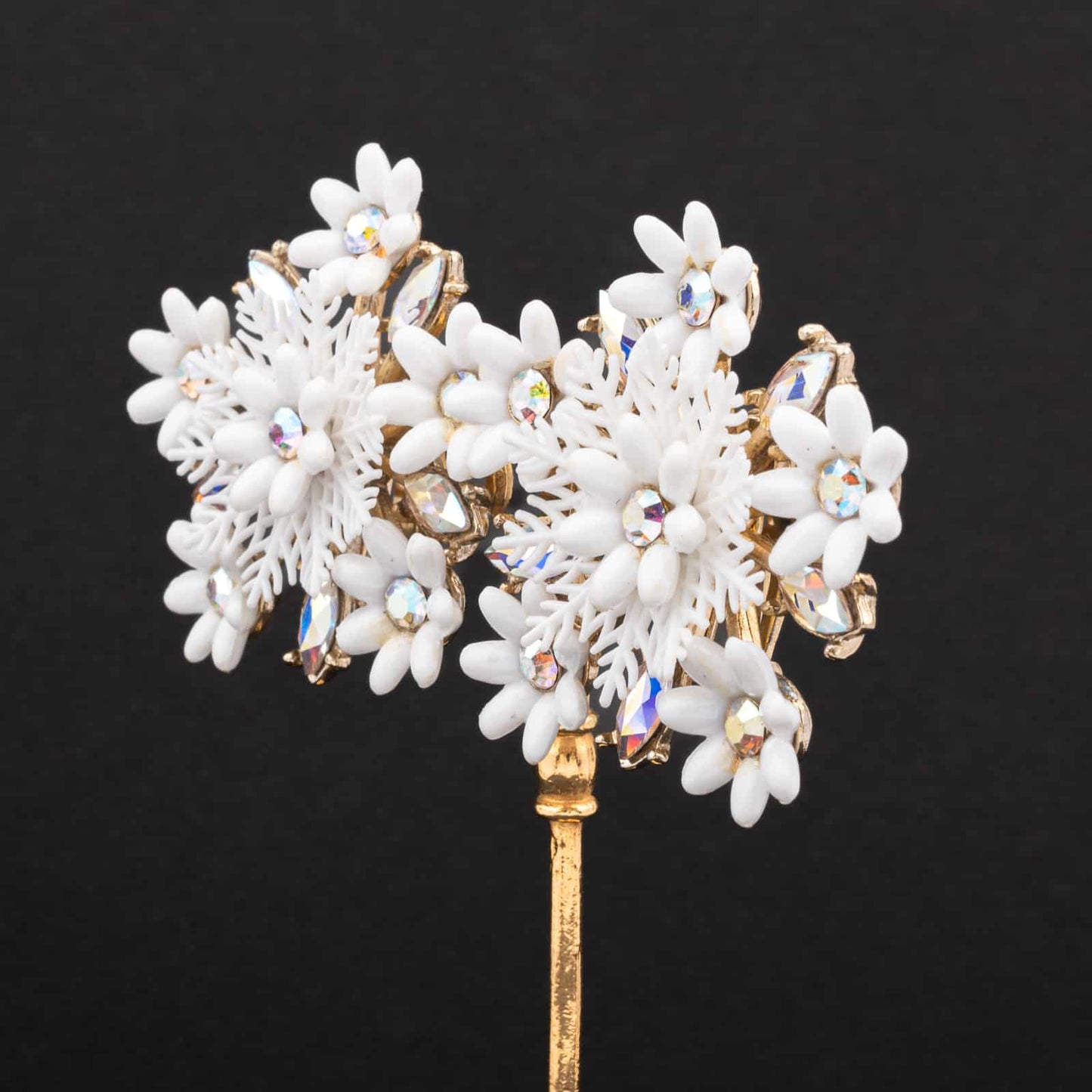 Coro-weiße-Blumen-Ohrclips-mit-Aurora-Borealis-Strass