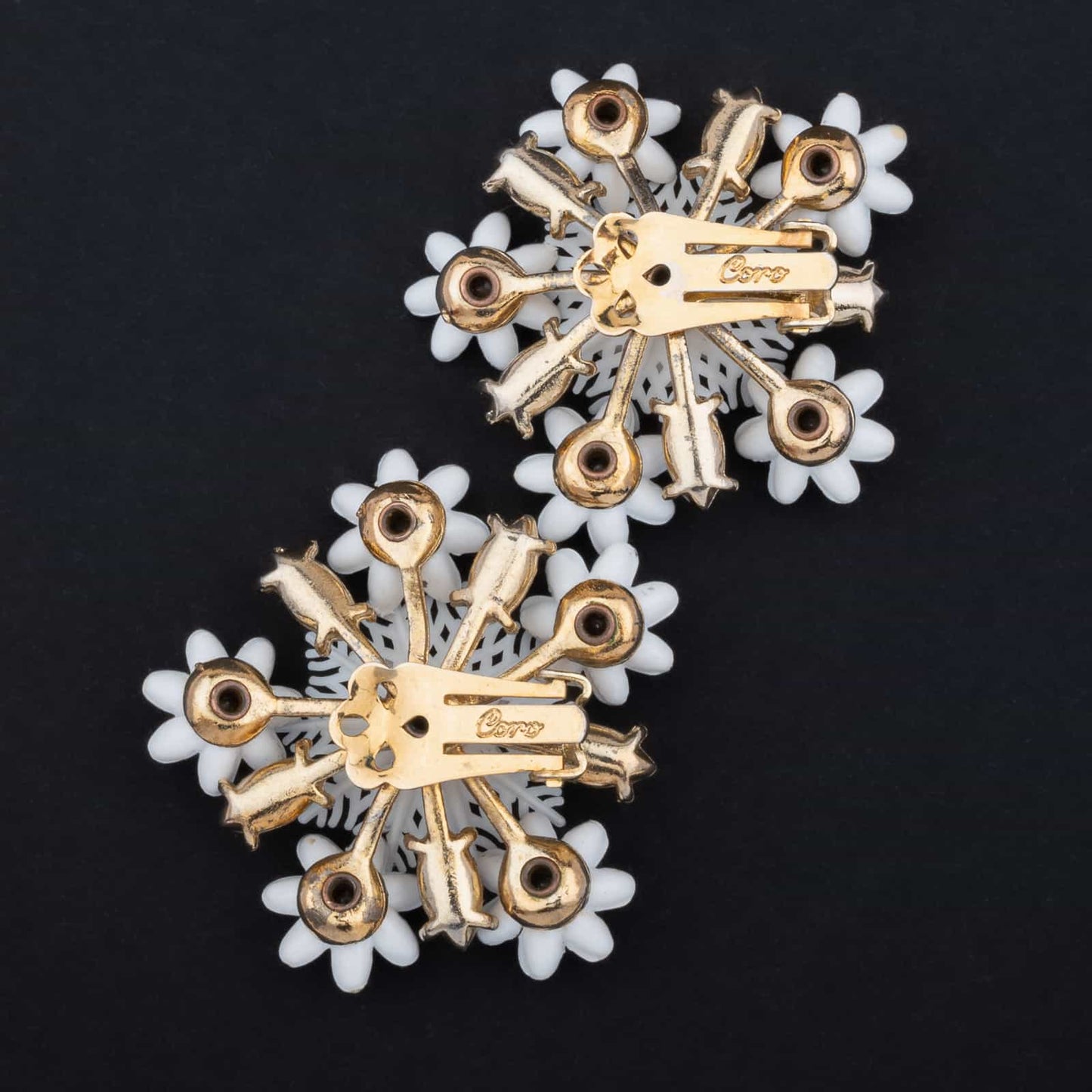 Coro-weiße-Blumen-Ohrclips-Signatur