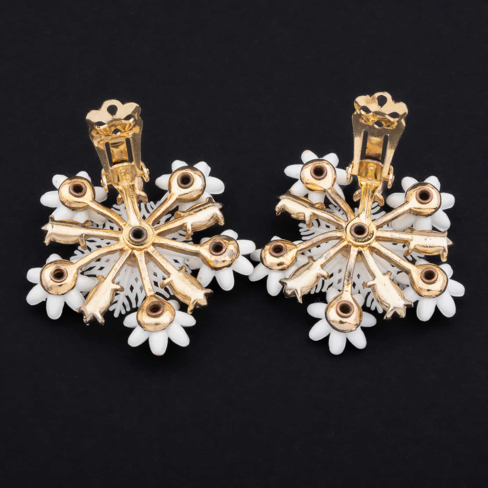 Coro-weiße-Blumen-Ohrclips-genietete-Fassung