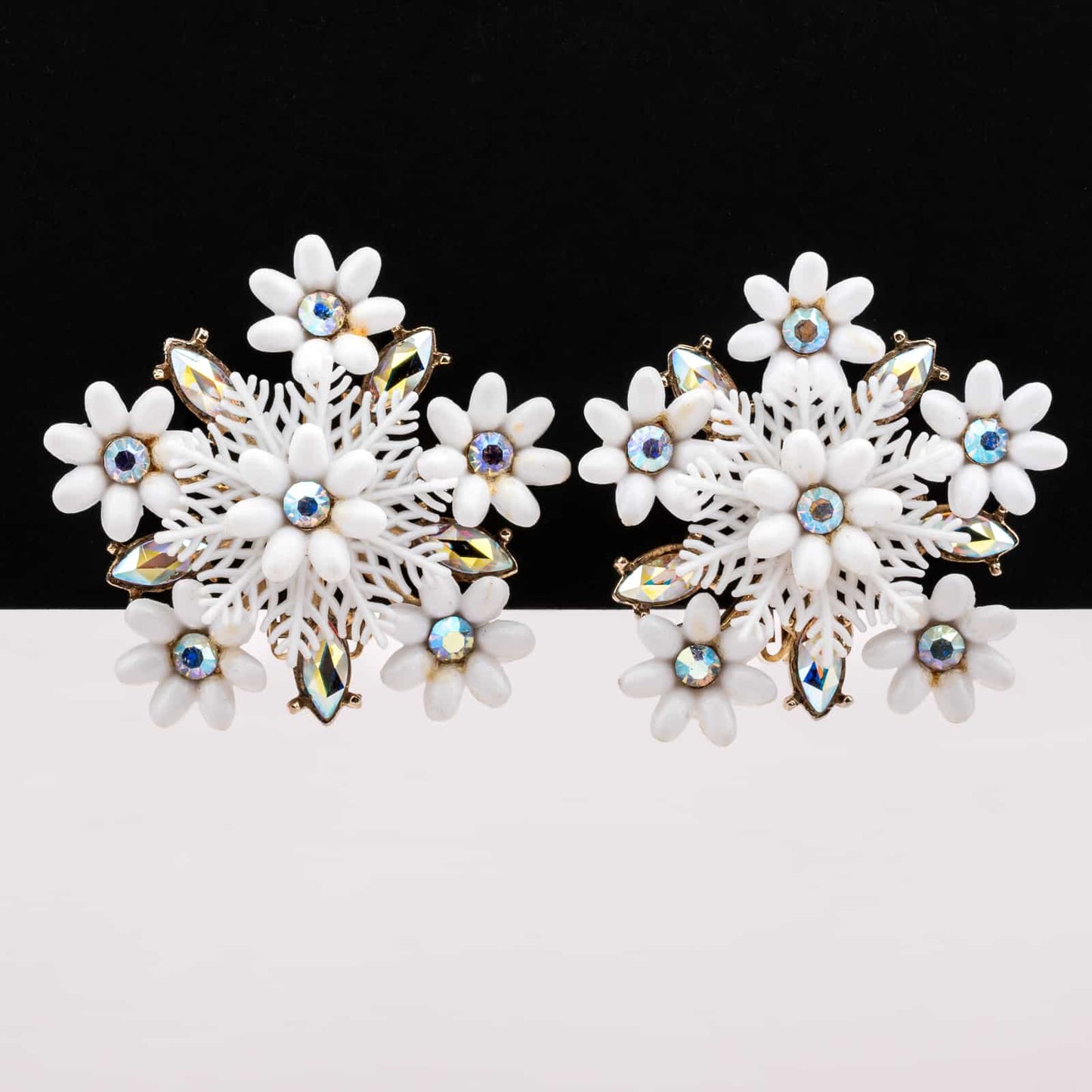 Coro-weiße-Blumen-Ohrclips-mit-Aurora-Borealis-Strass