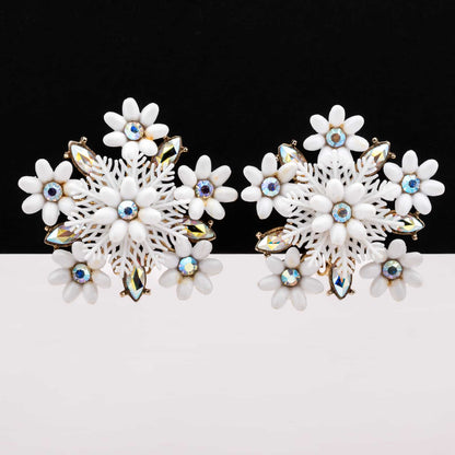 Coro-weiße-Blumen-Ohrclips-mit-Aurora-Borealis-Strass