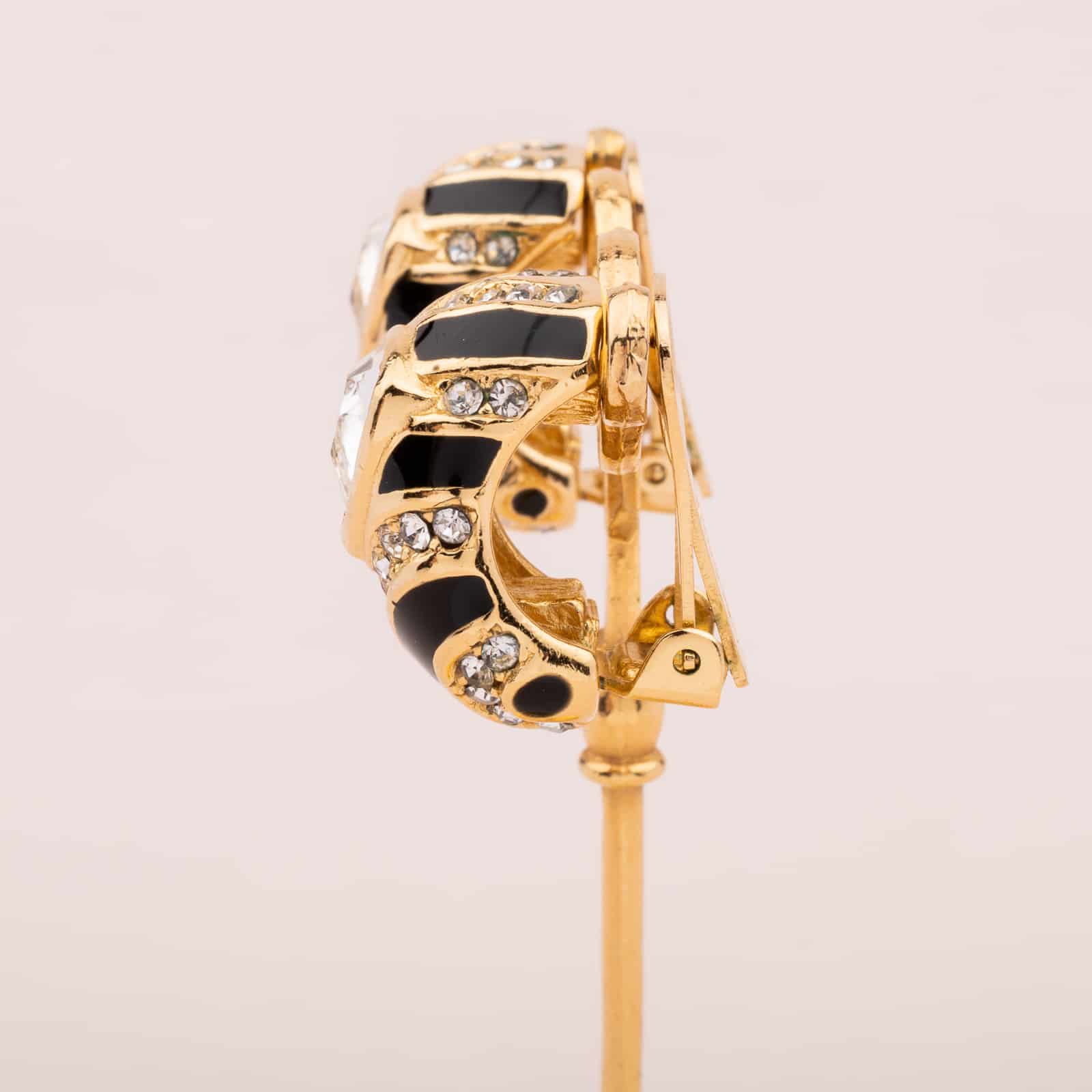 Dior-Ohrclips-mit-Kristallsteinen-und-schwarzer-Emaille