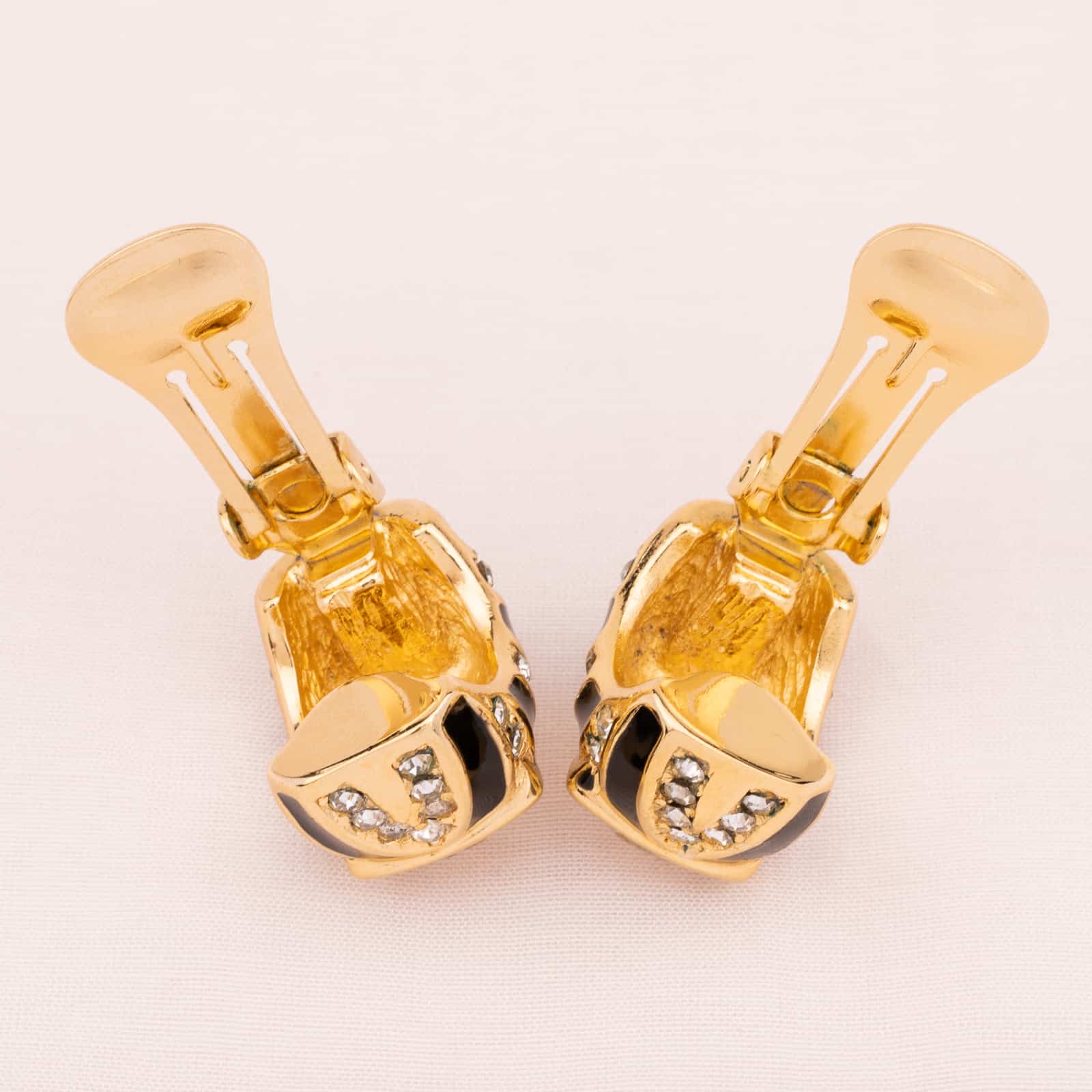Dior-Ohrclips-mit-Kristallsteinen-und-schwarzer-Emaille-Rückseiten