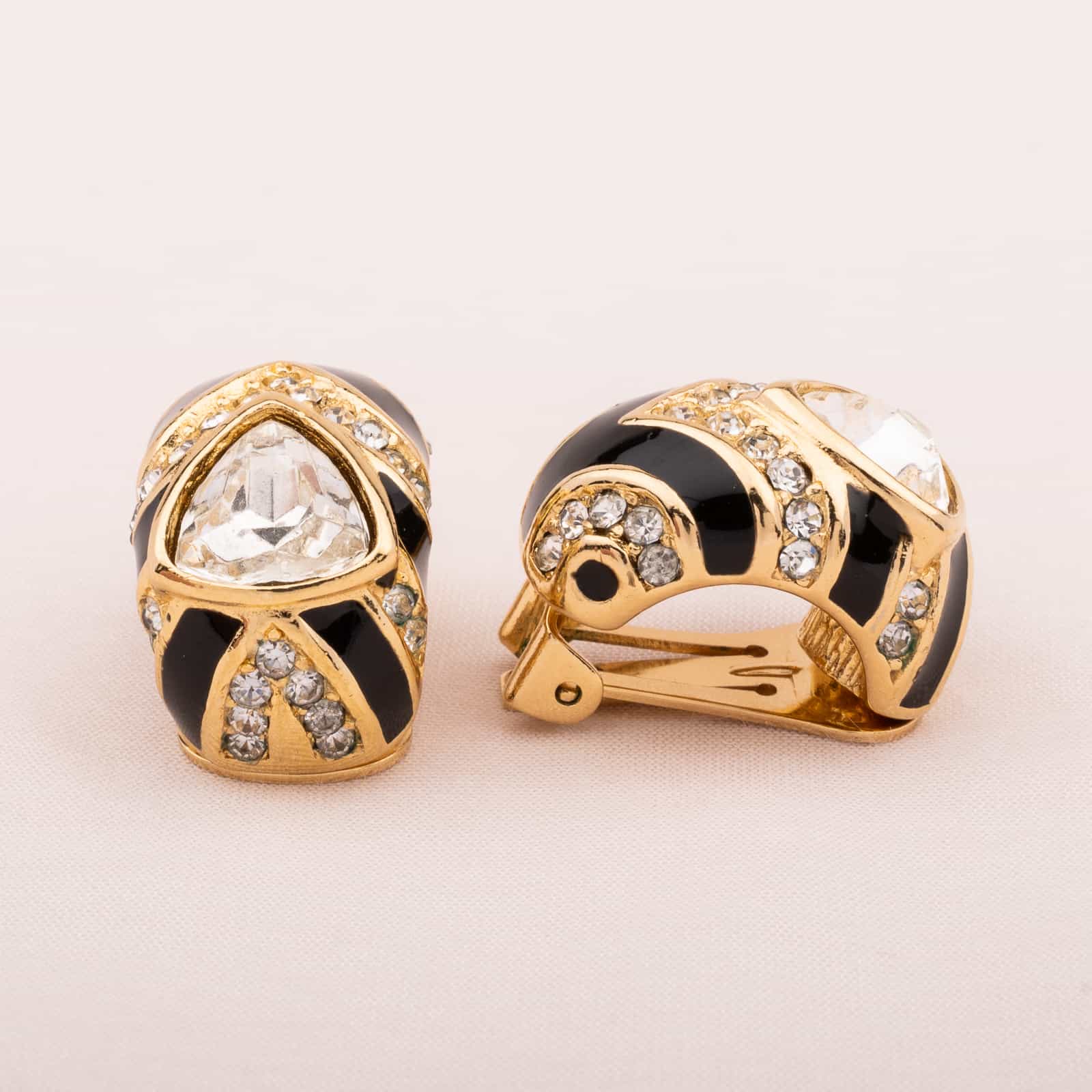 Dior-Ohrclips-mit-Kristallsteinen-und-schwarzer-Emaille
