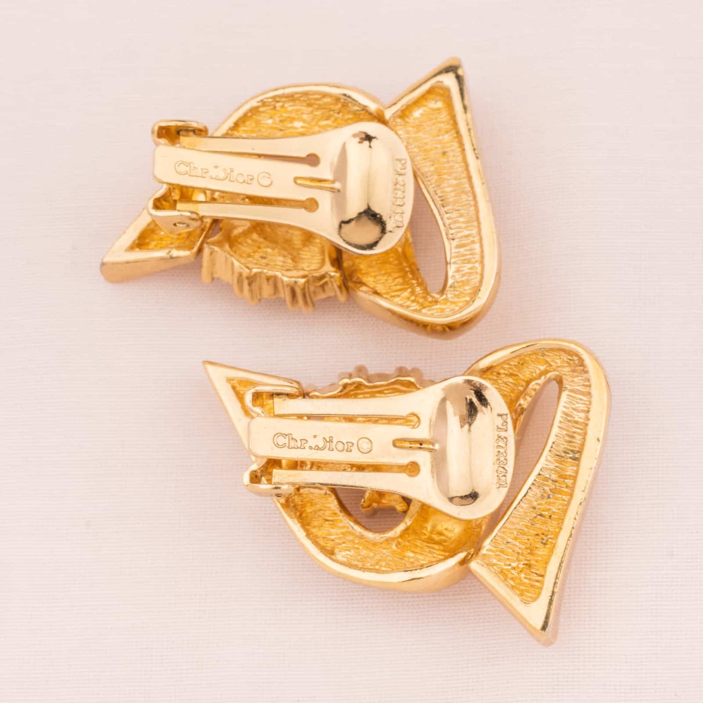 Dior-geschwungene-Ohrclips-Signatur