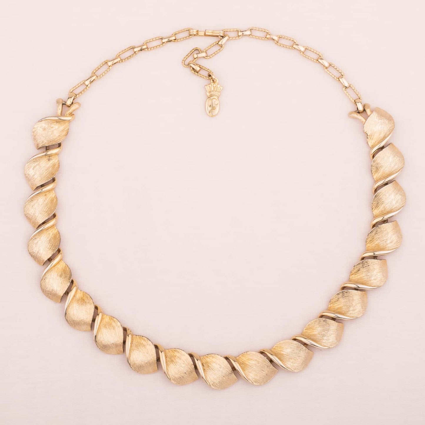 Goldfarbenes Collier von Emmons