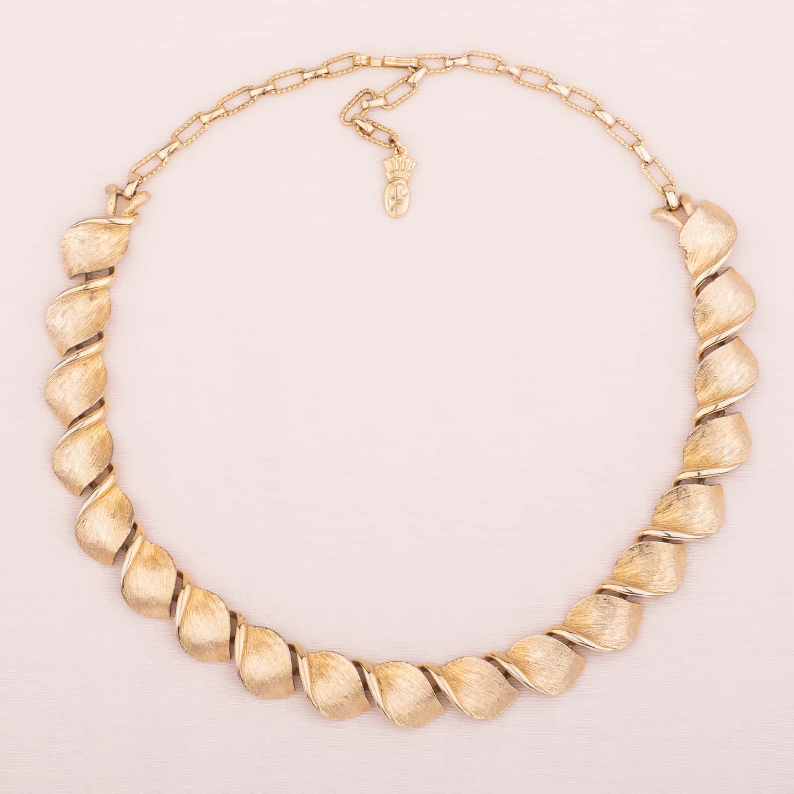 Goldfarbenes Collier von Emmons