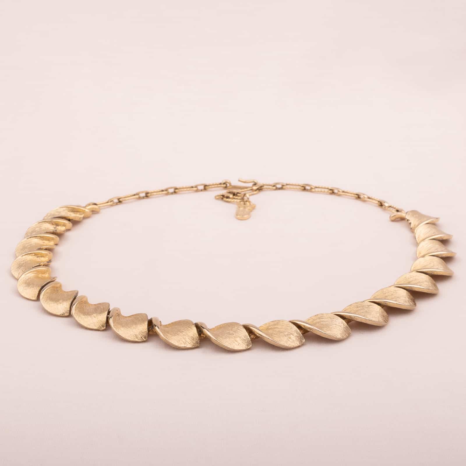 Goldfarbenes Collier von Emmons