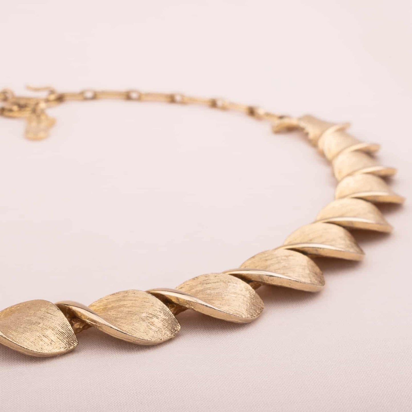 Goldfarbenes Collier von Emmons Seitenansicht