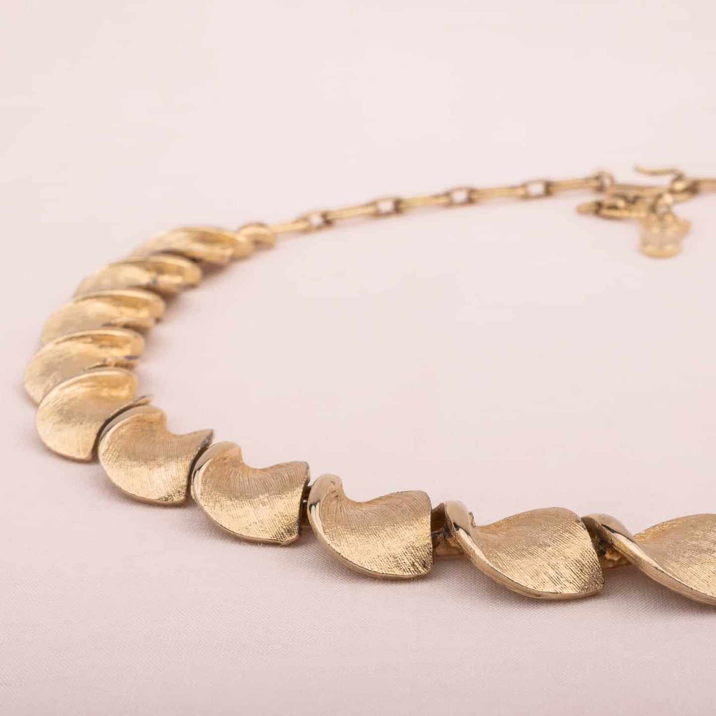 Goldfarbenes Collier von Emmons Seitenansicht