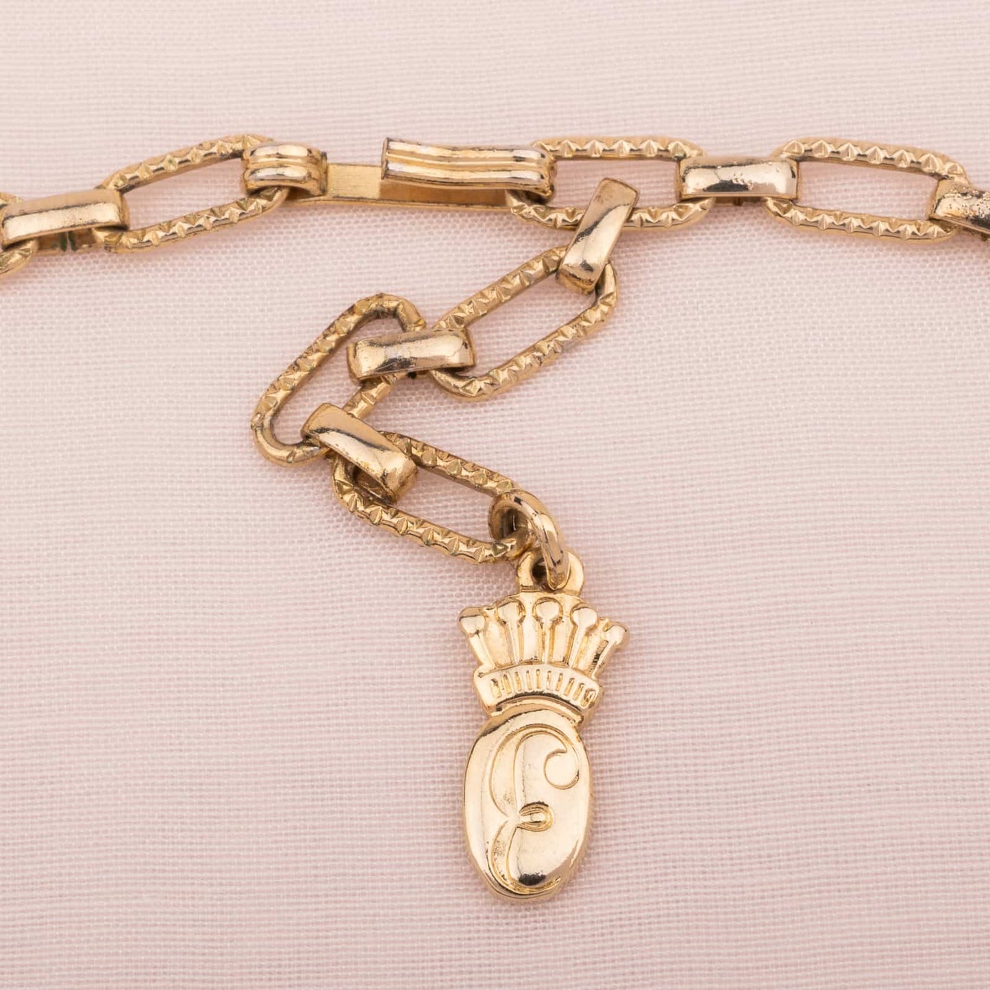 Goldfarbenes Collier von Emmons Verschluss