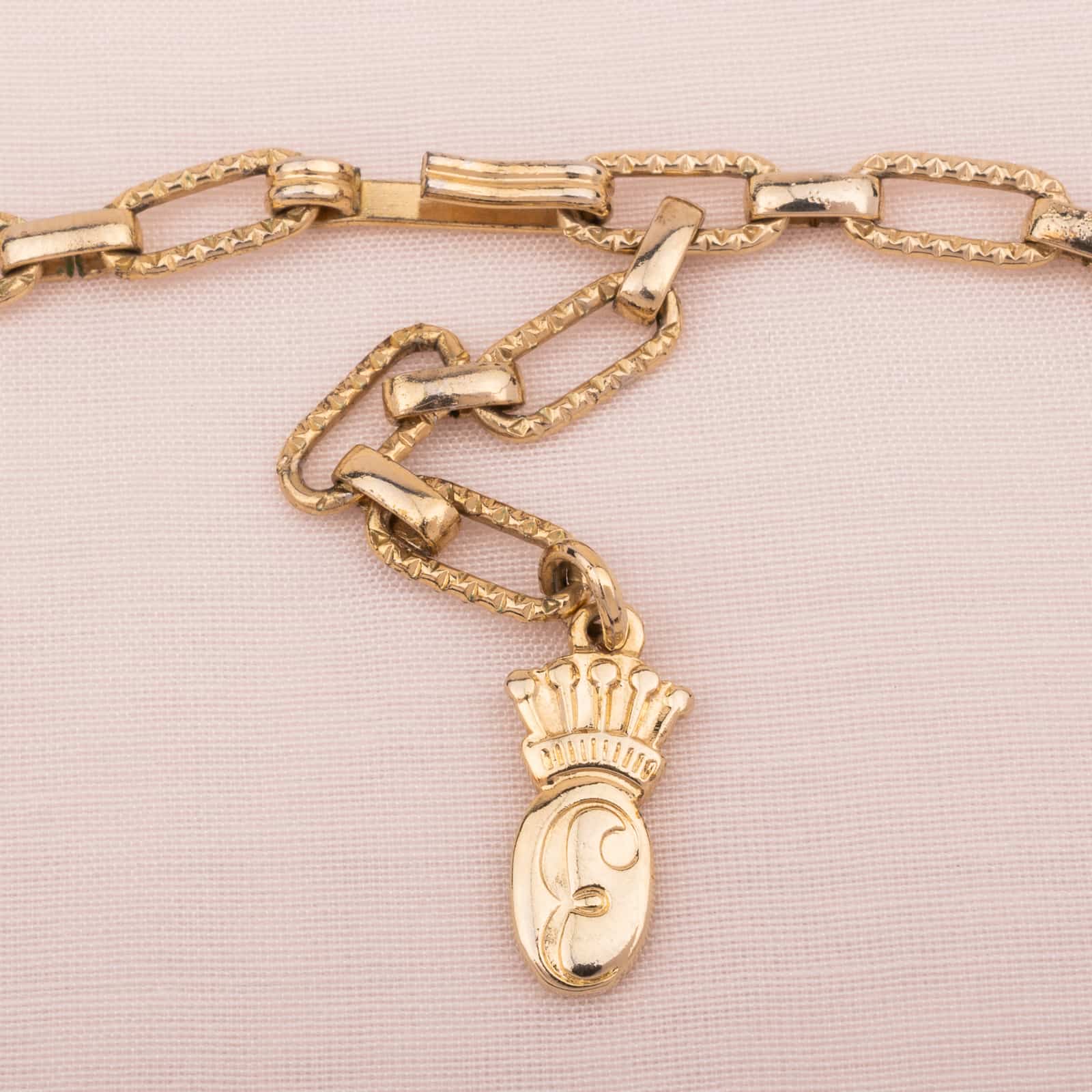 Goldfarbenes Collier von Emmons Verschluss