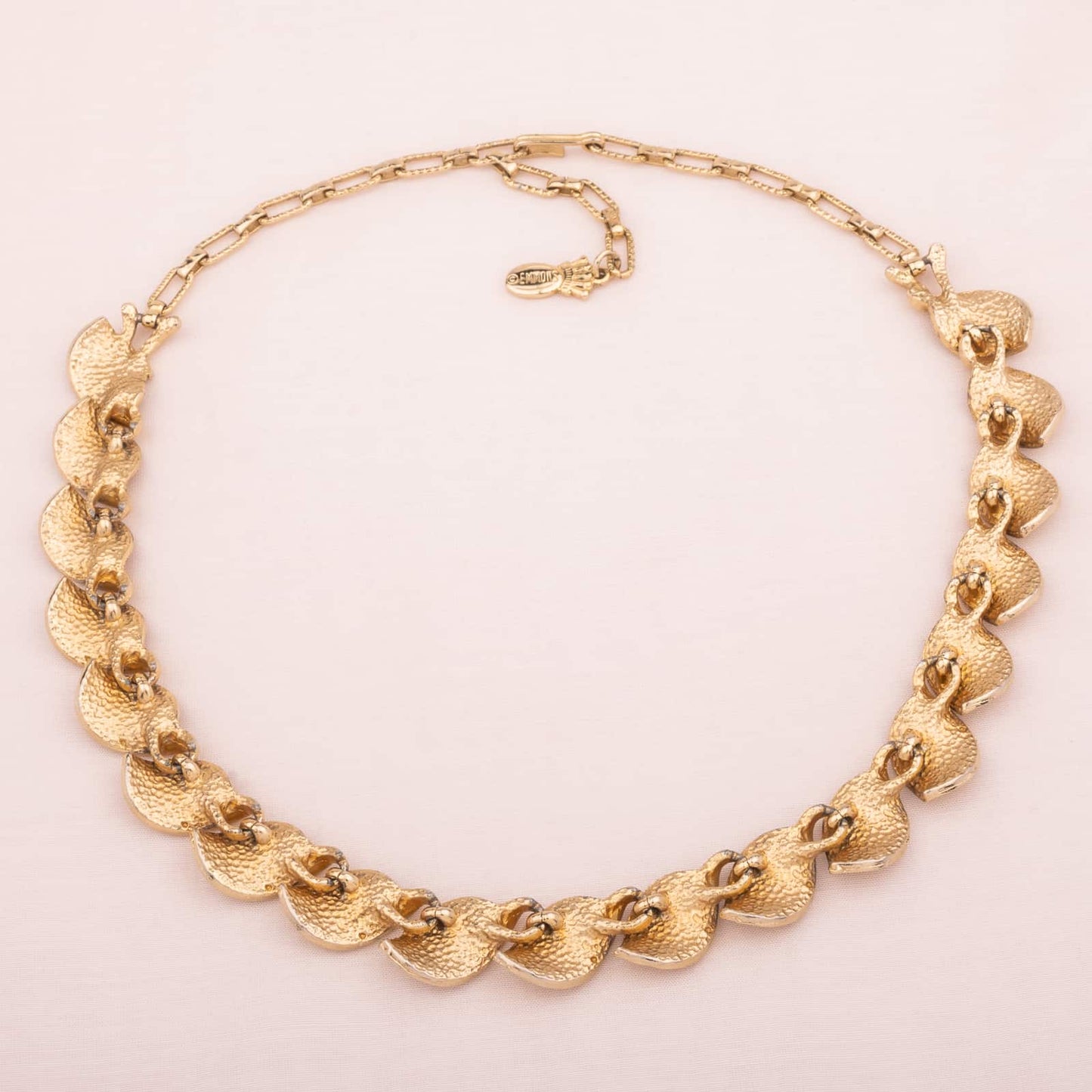 Goldfarbenes Collier von Emmons Rückansicht