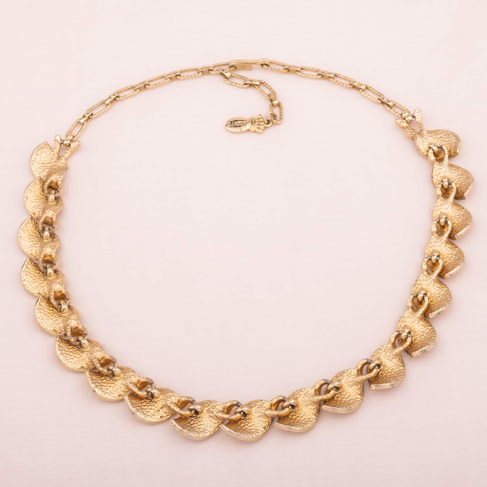 Goldfarbenes Collier von Emmons Rückansicht