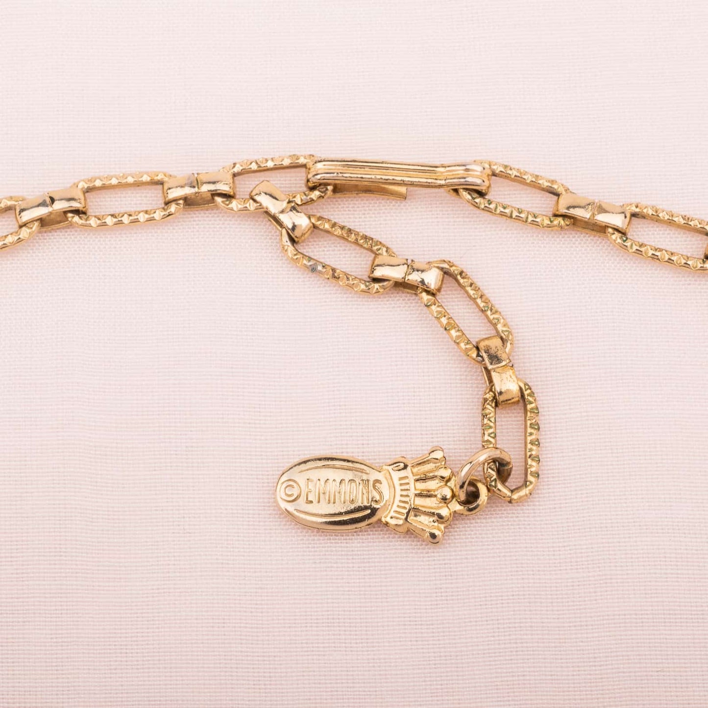 Goldfarbenes Collier von Emmons Verschluss