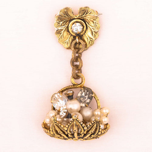 Körbchen Brosche von FREIRICH mit Perlen und Strass