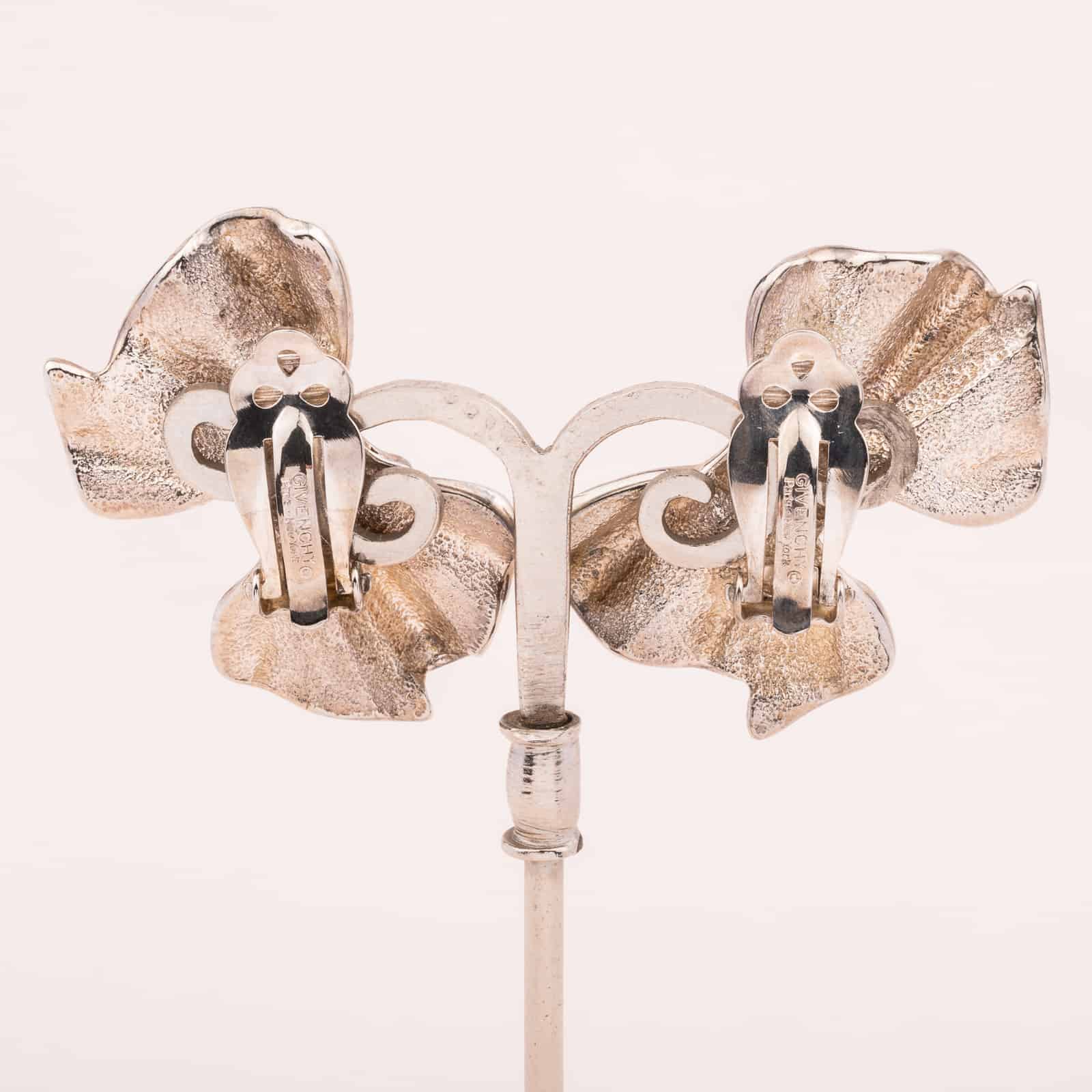 Givenchy-Schleifen-Ohrclips-versilbert-80s-Rückseiten