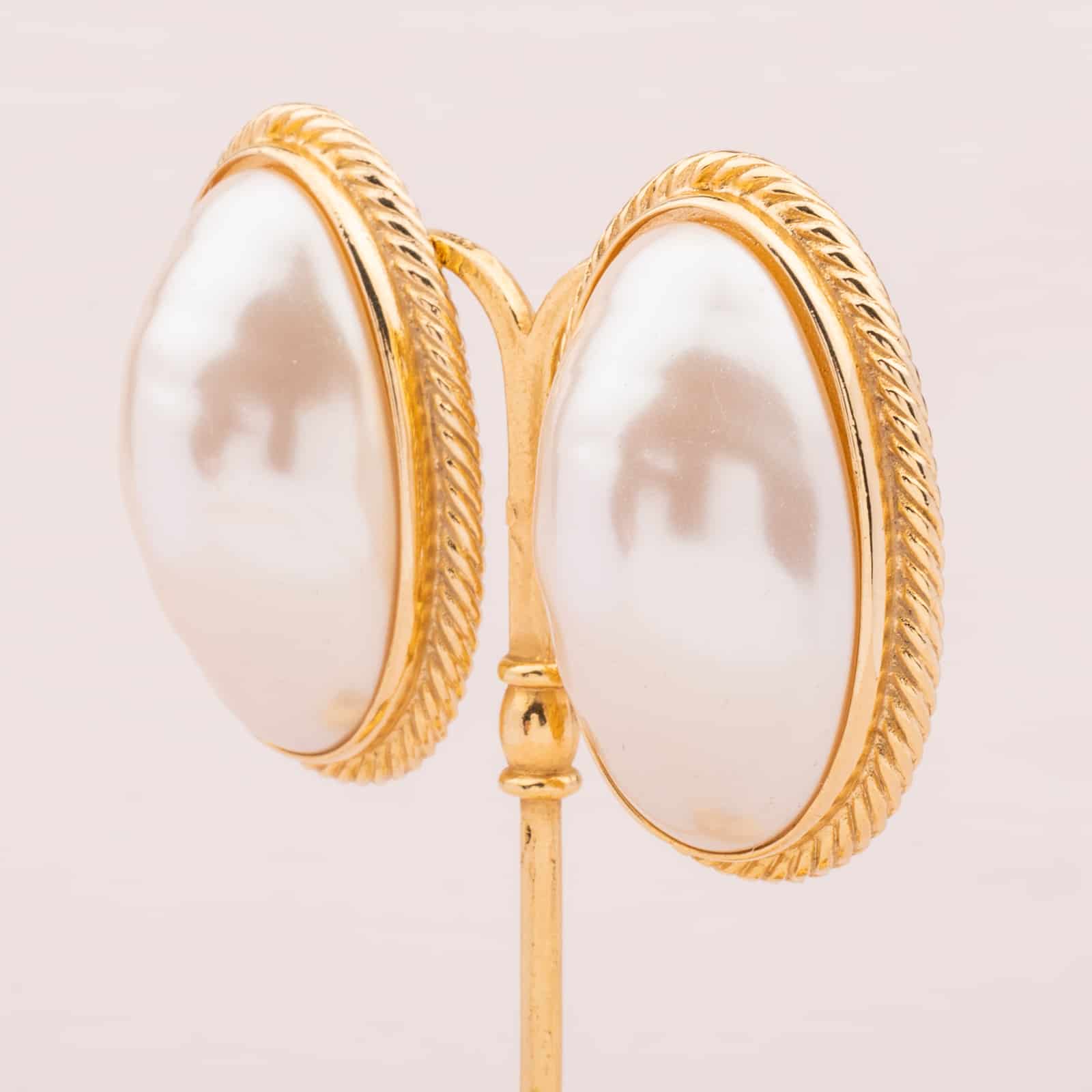 Givenchy große Ohrclips mit ovaler Perle