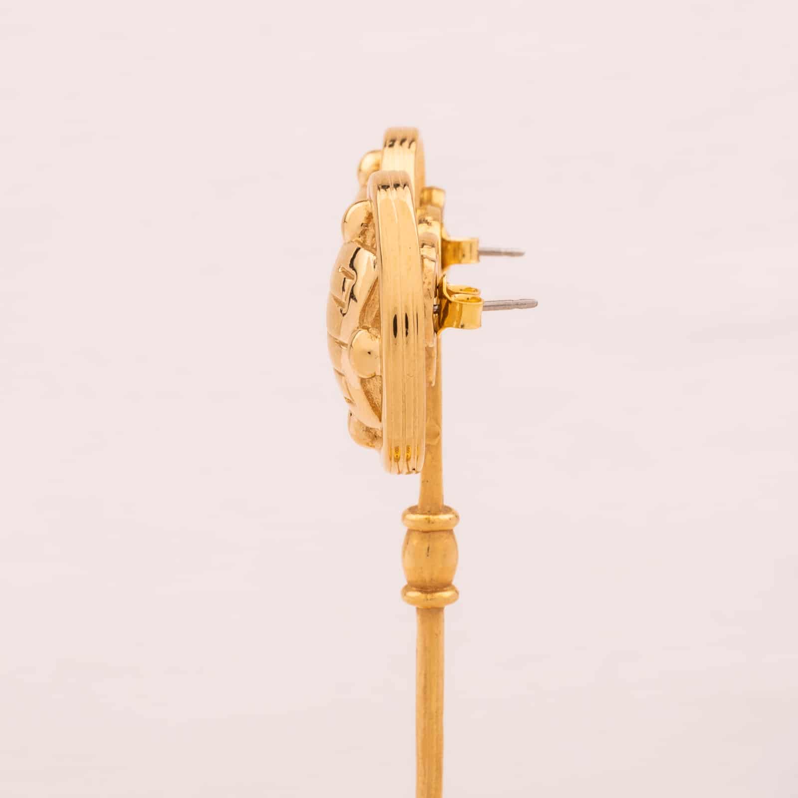 Givenchy-Vintage-Ohrringe-runde-Form-mit-Logo-Seitenansicht