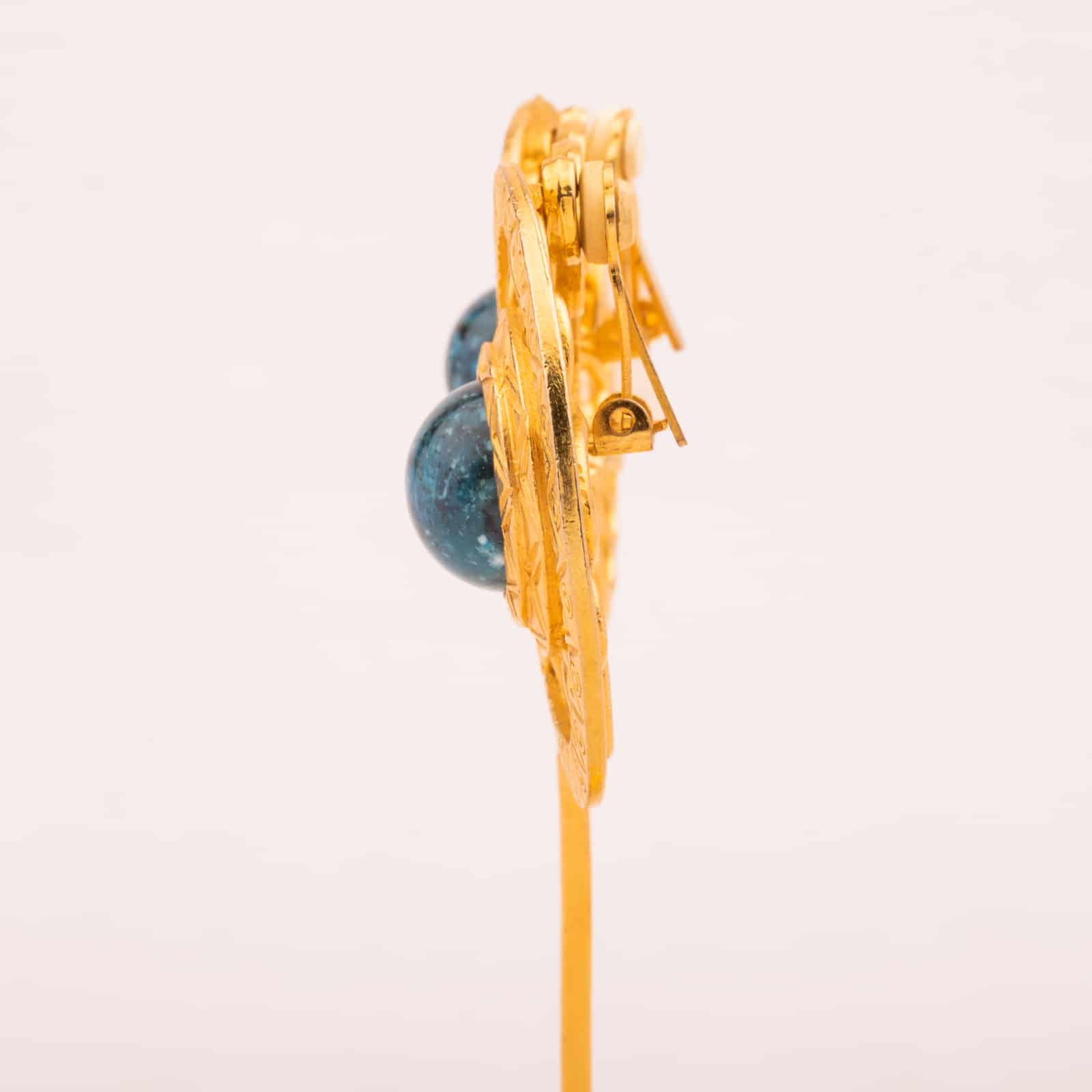 Große-runde-Ohrclips-goldfarben-mit-blauen-Cabochons-Seitenansicht