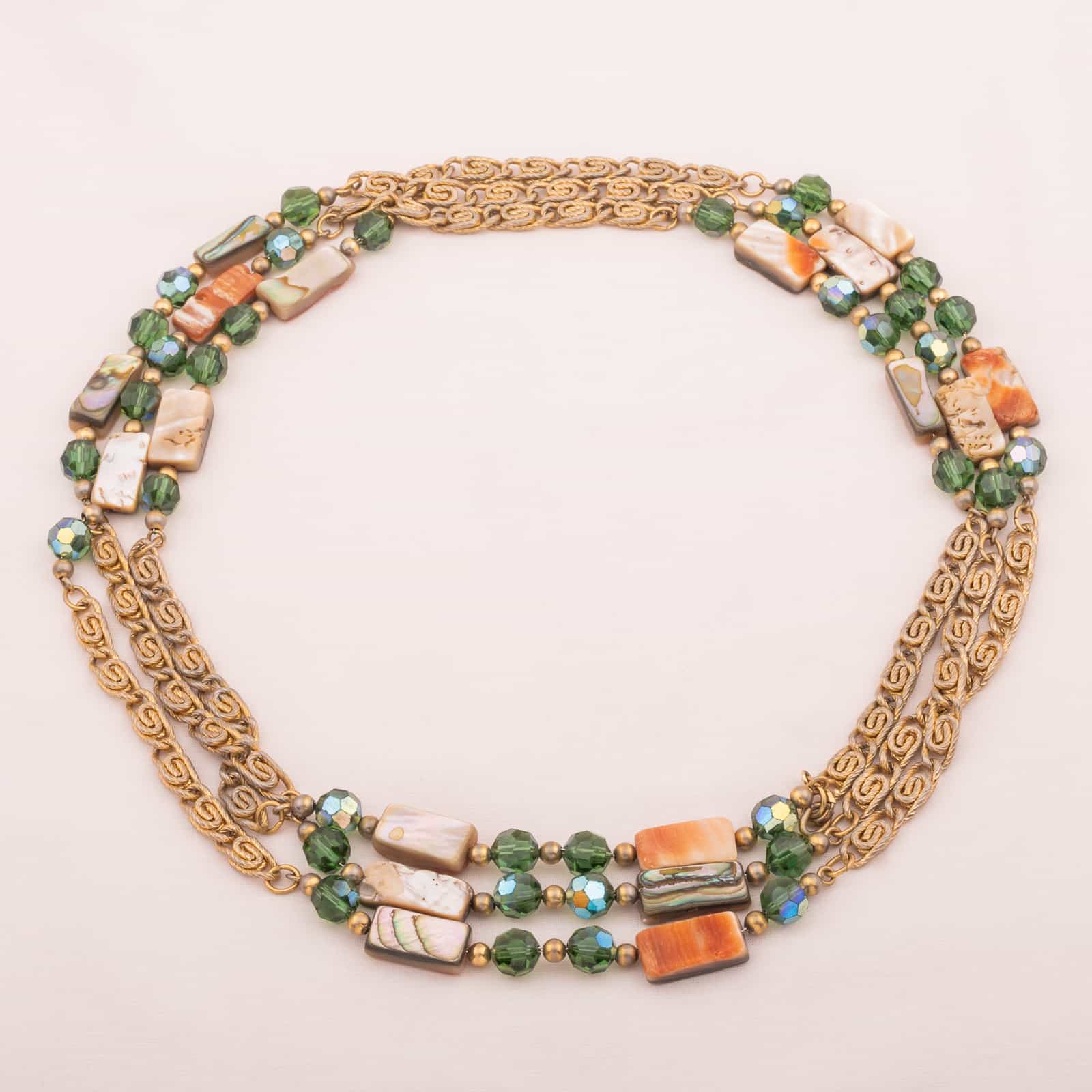 Lange-Halskette-mit-Abalone-Perlmutt-und-grünen-Kristallperlen-12K-vergoldet