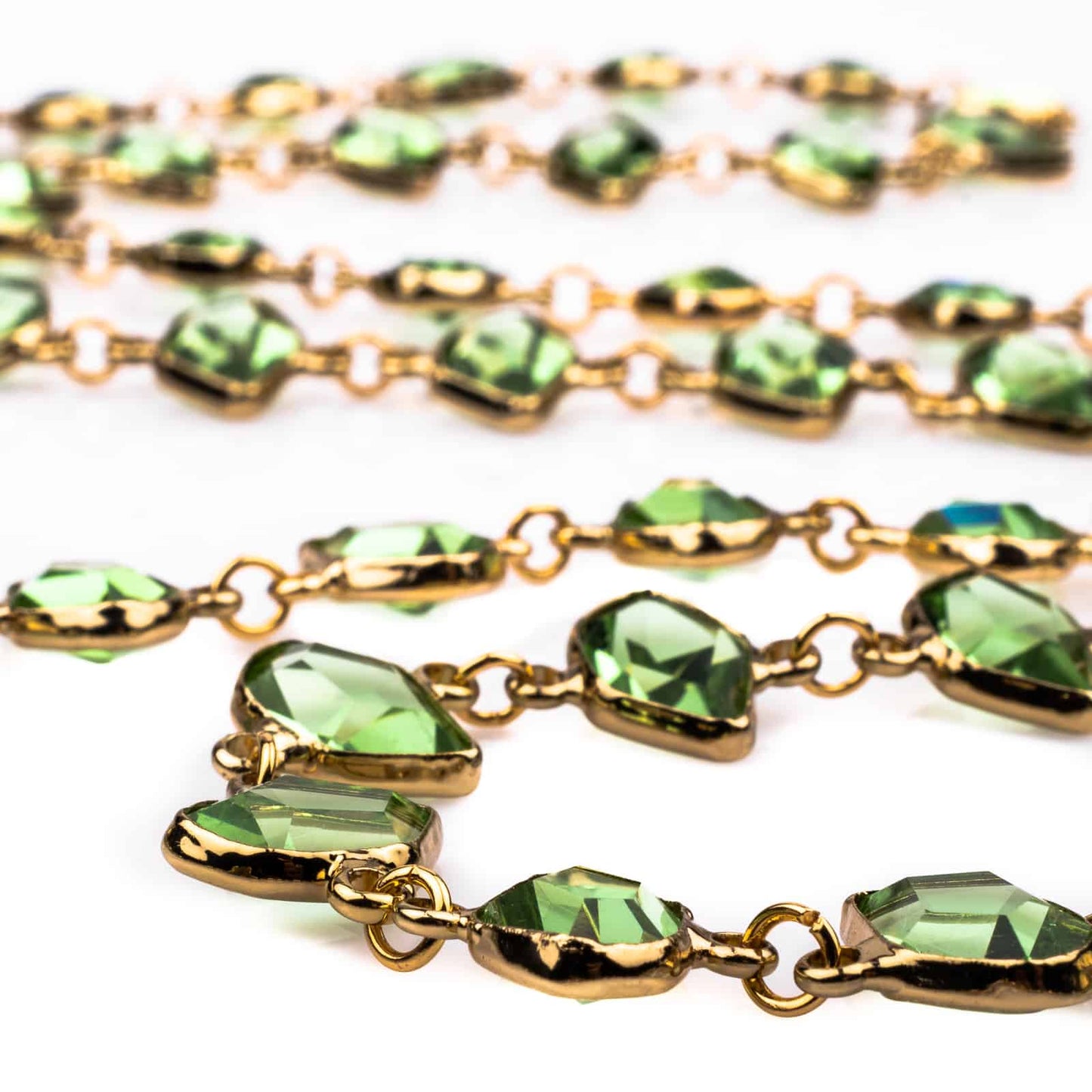 Vergoldete-Halskette-hellgrüne-Kristalle