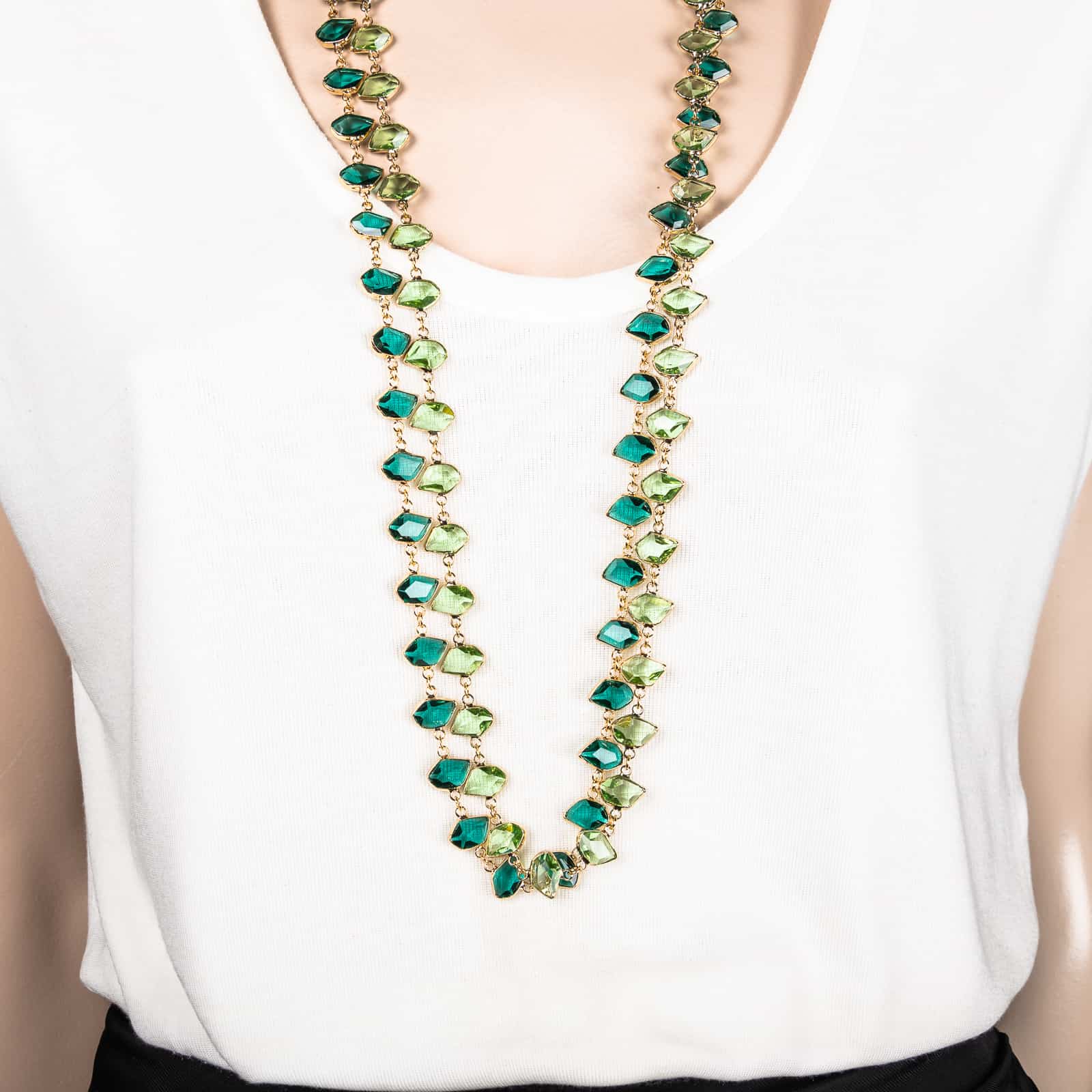 Vergoldete-Halskette-hellgrüne-und-dunkelgrüne-Kristalle