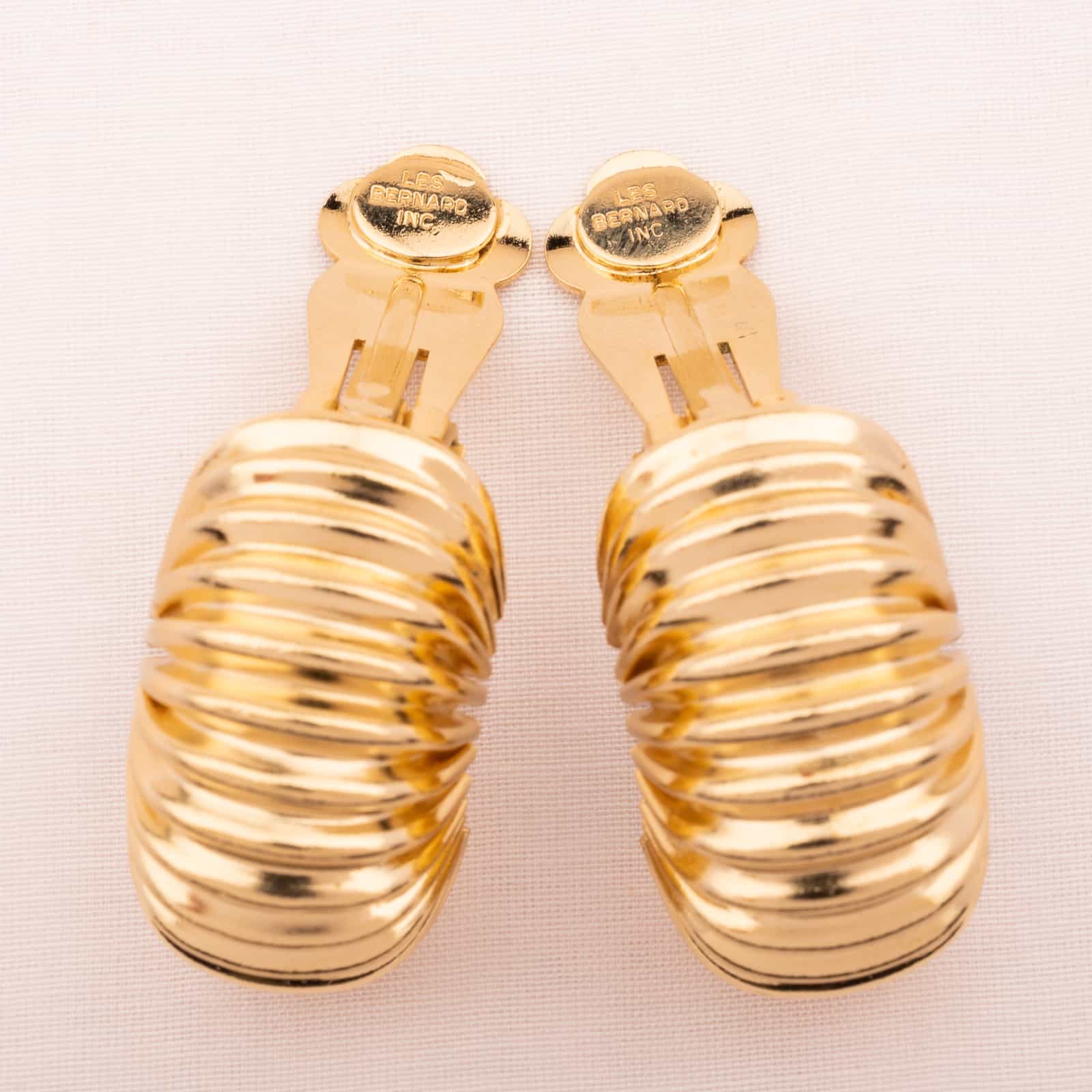 Les-Bernard-vergoldete-90s-Kreolen-Ohrringe-mit-Signatur