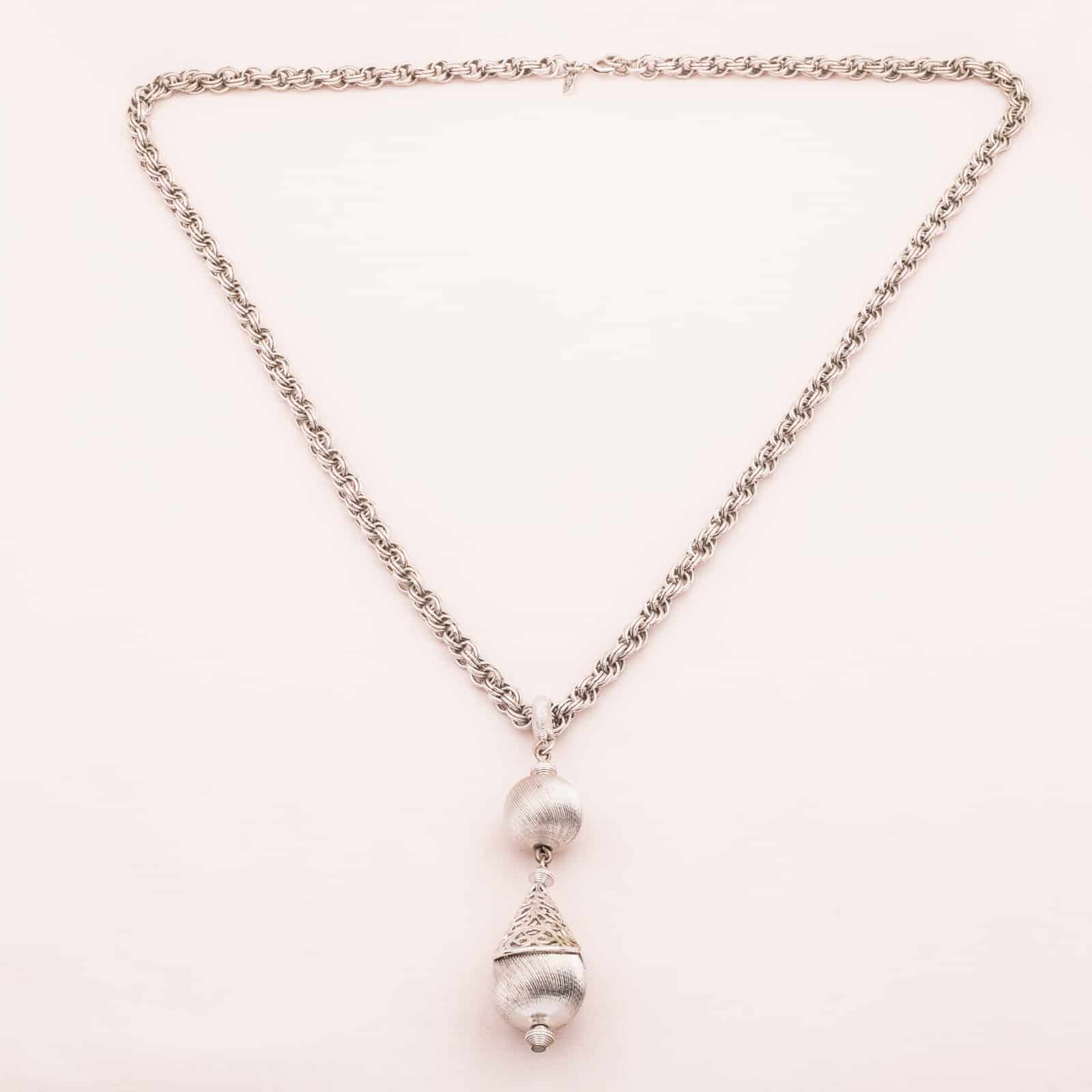 Elegant Monet vintage 16 in faux pearls necklace