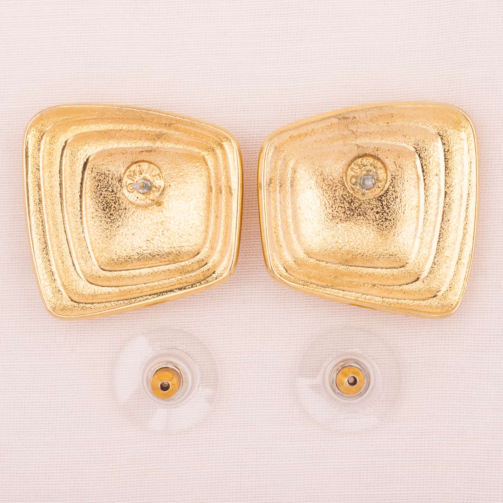 Monet-vergoldete-eckige-Ohrringe-Rückseiten