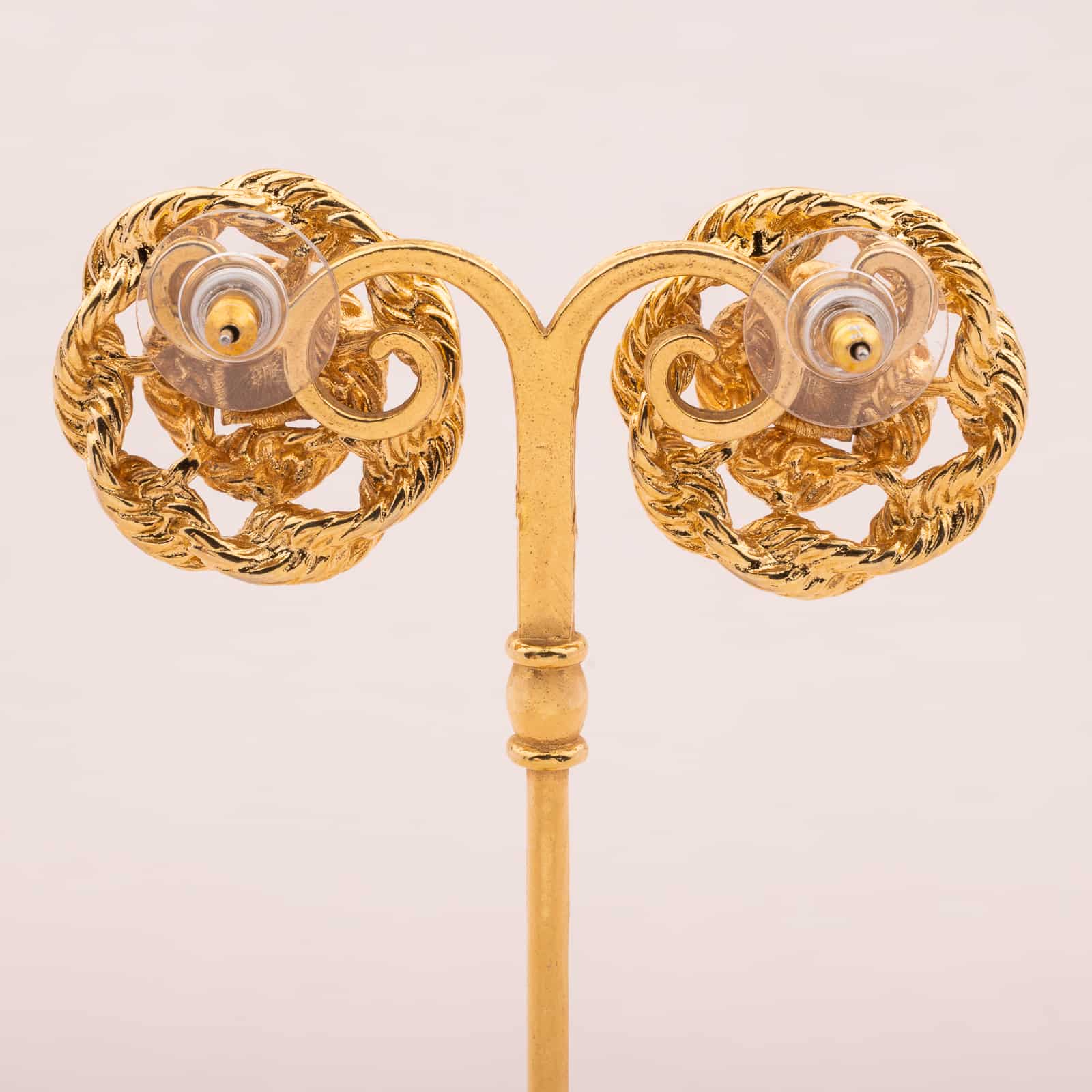 Monet-vergoldete-Ohrringe-durchbrochen-im-Kordel-Design-Rückseiten