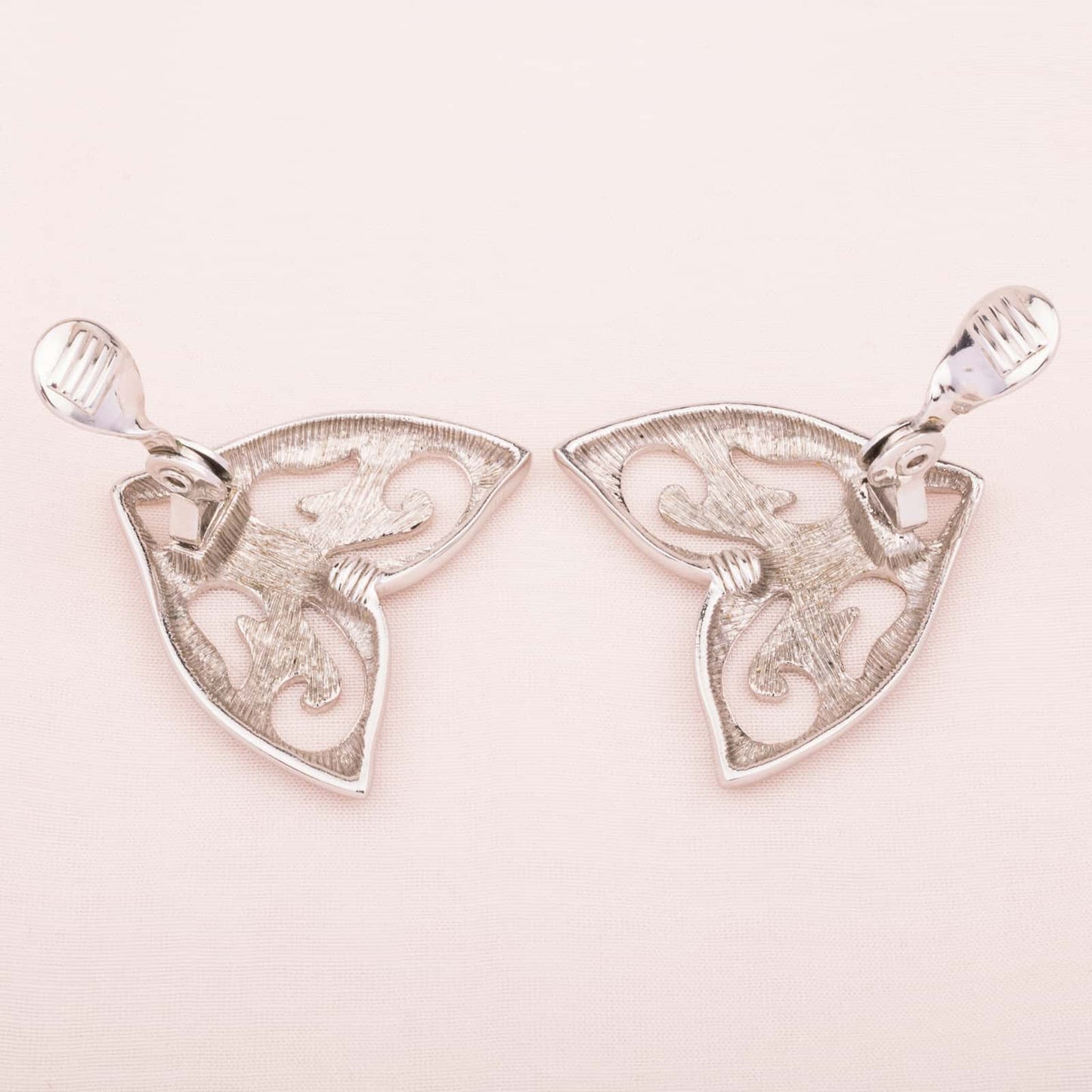 Schmetterlingsflügel silberfarbene Ohrclips von Monet Rückseiten
