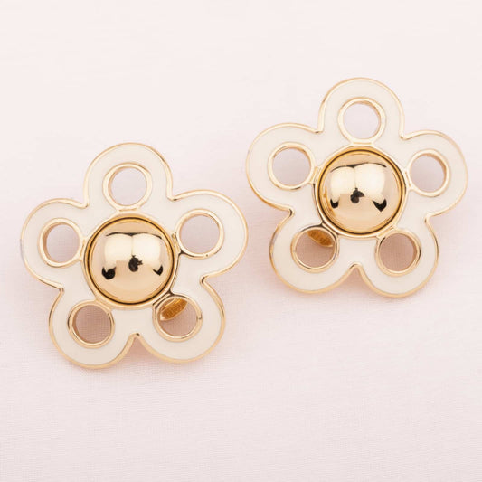 Monet-vergoldete-Blumen-Ohrclips-mit-cremefarbener-Emaille