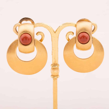 Monet-goldfarbene-Türklopfer-Ohrringe-mit-korallenfarbenen-Cabochons