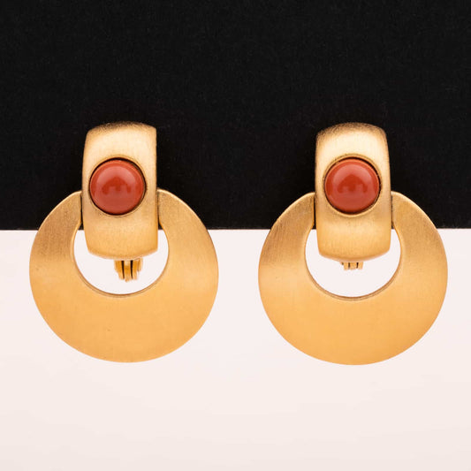 Monet-goldfarbene-Türklopfer-Ohrringe-mit-korallenfarbenen-Cabochons