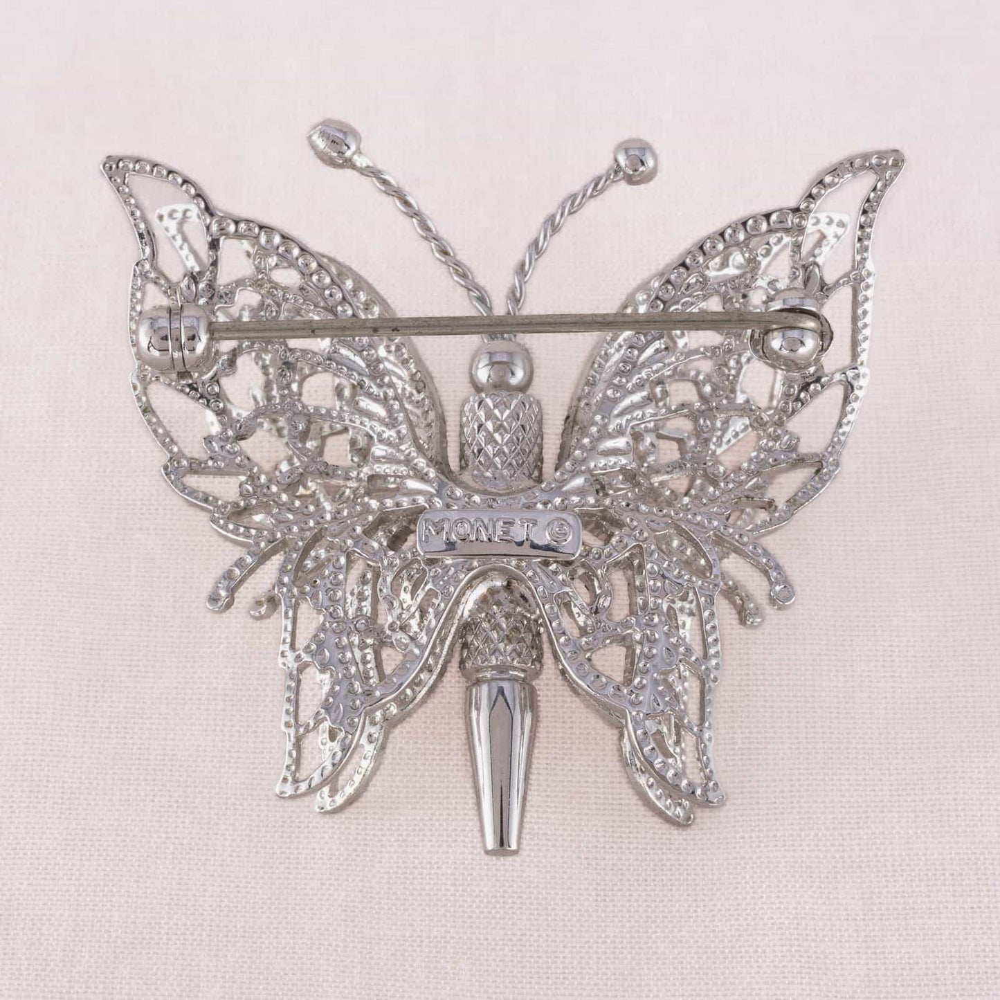 Monet-silberfarbene-Schmetterling-Brosche-Rückseite-Signatur