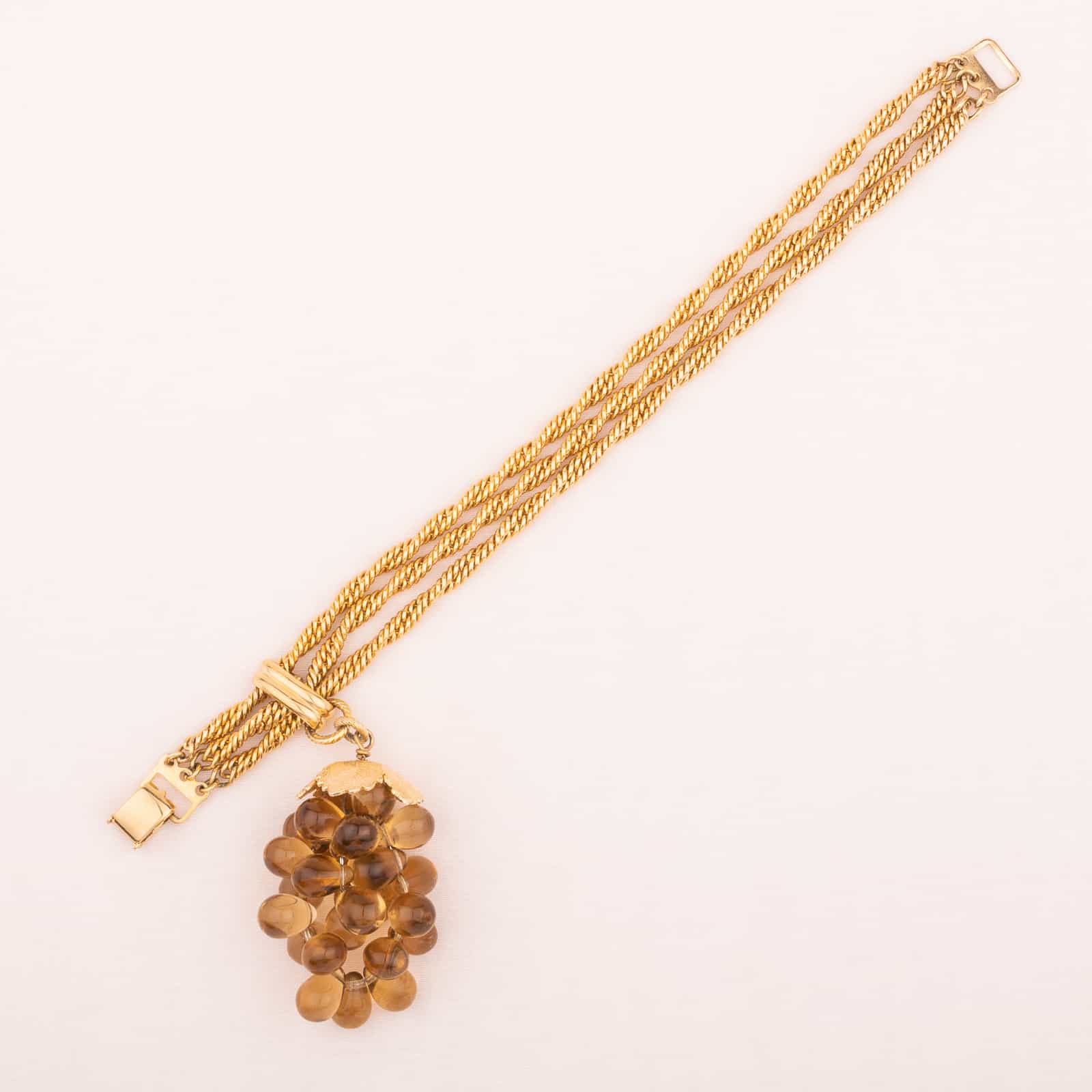 Napier-50s-Armband-mit-großem-Weintrauben-Anhänger