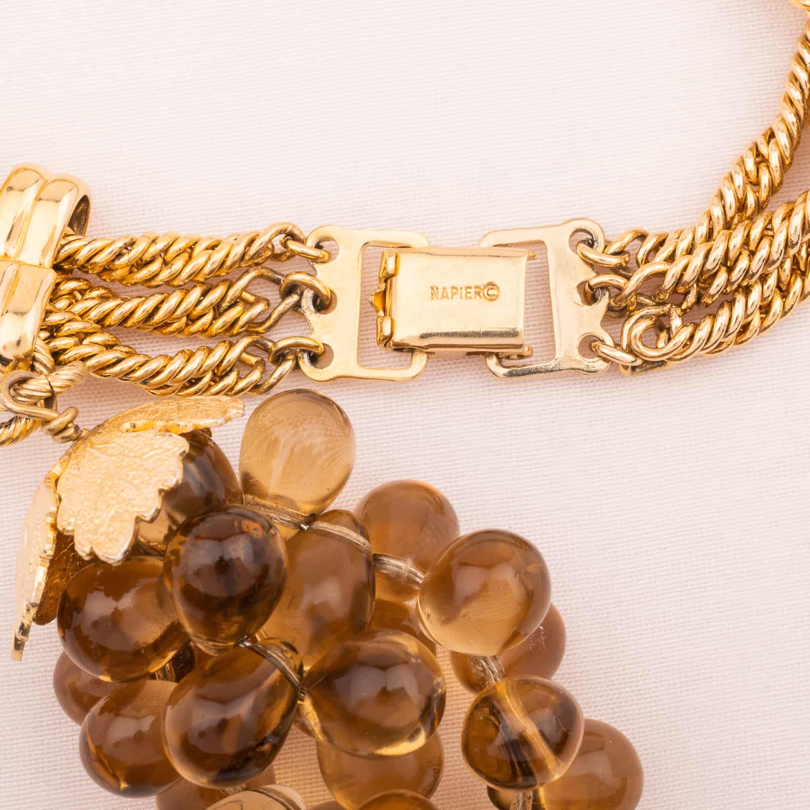 Napier-50s-Armband-mit-großem-Weintrauben-Anhänger-Signatur