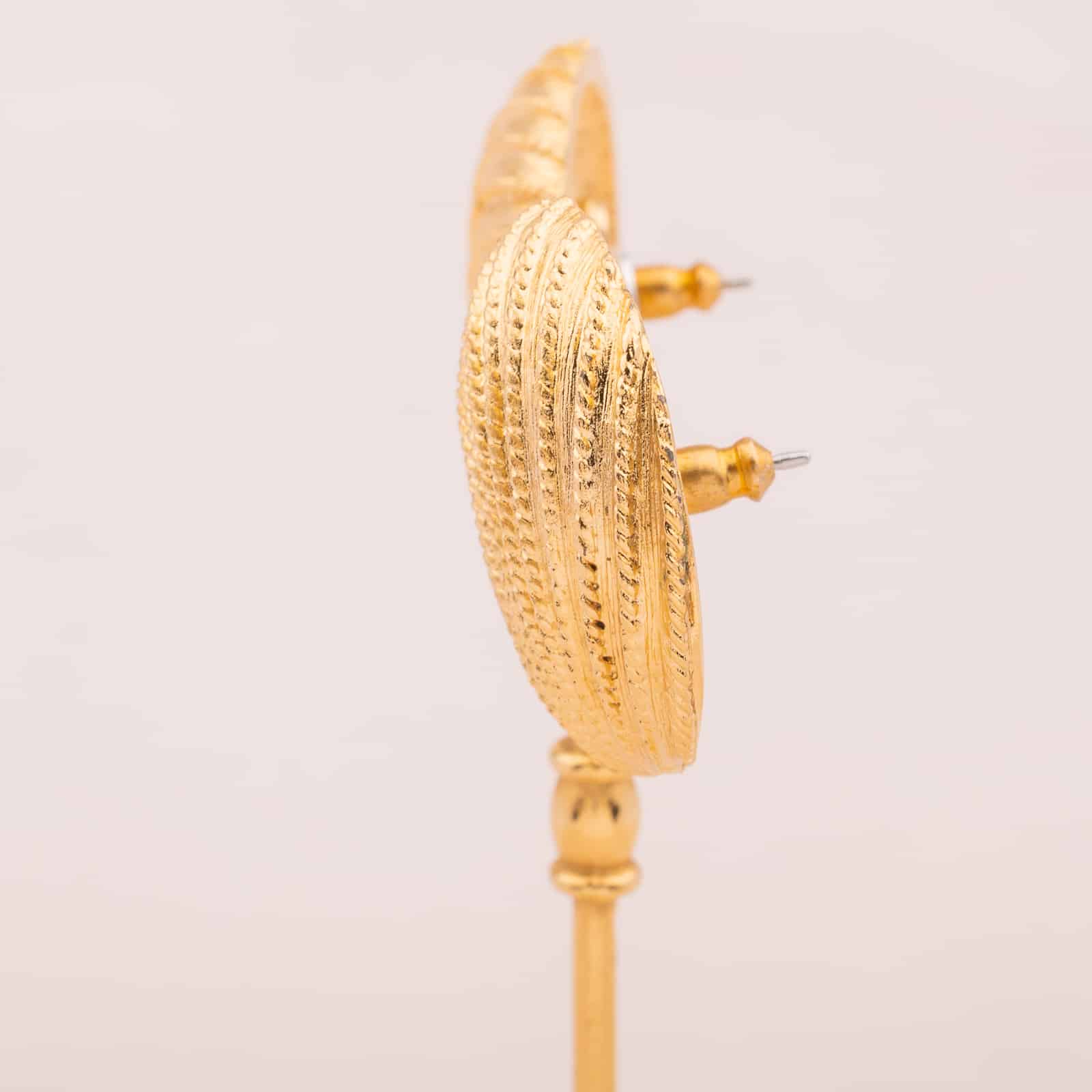 Napier-vergoldete-Ohrringe-Seitenansicht