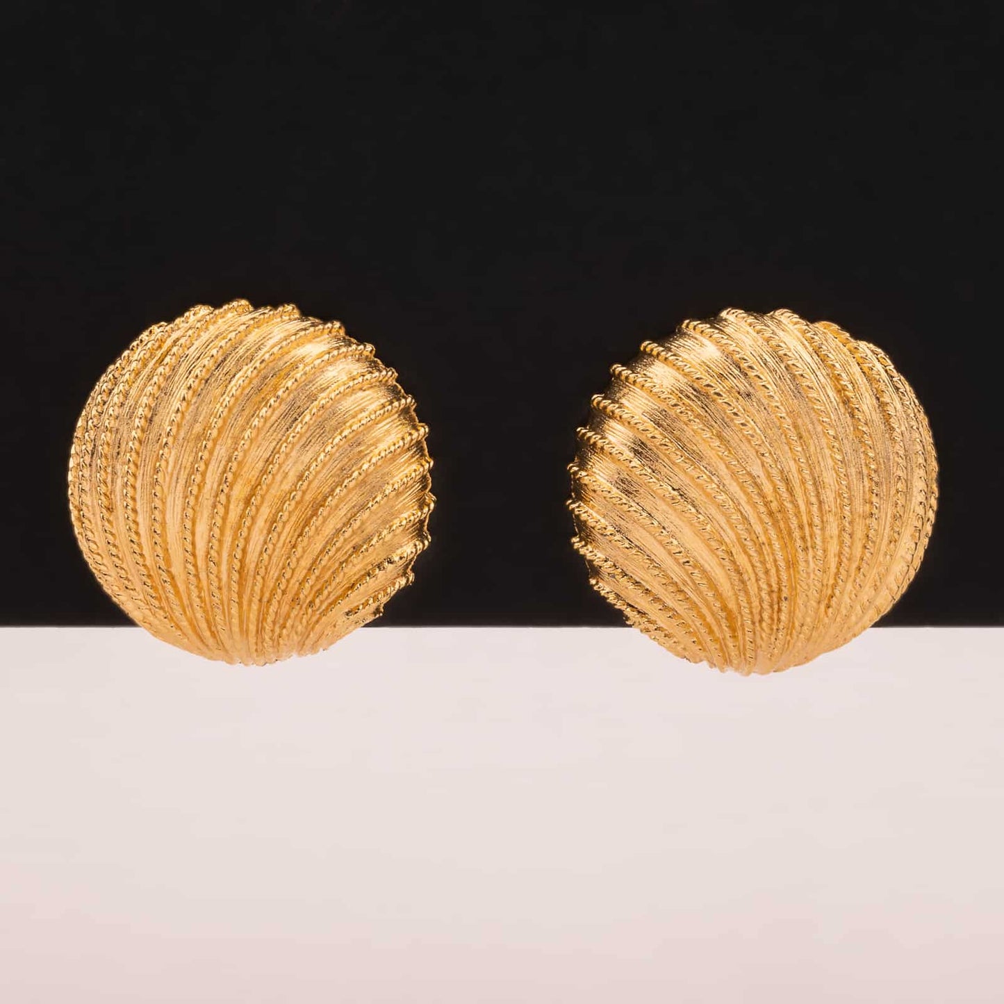 Napier-vergoldete-Ohrringe-geschwungene-Streifen-Struktur