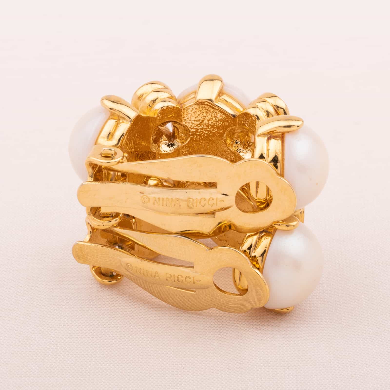 Nina-Ricci-Perlen-Ohrringe-Kreolenform-Signatur