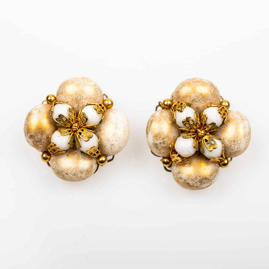 Ohrclips-floral-goldfarben-weiße-Perlen-50s
