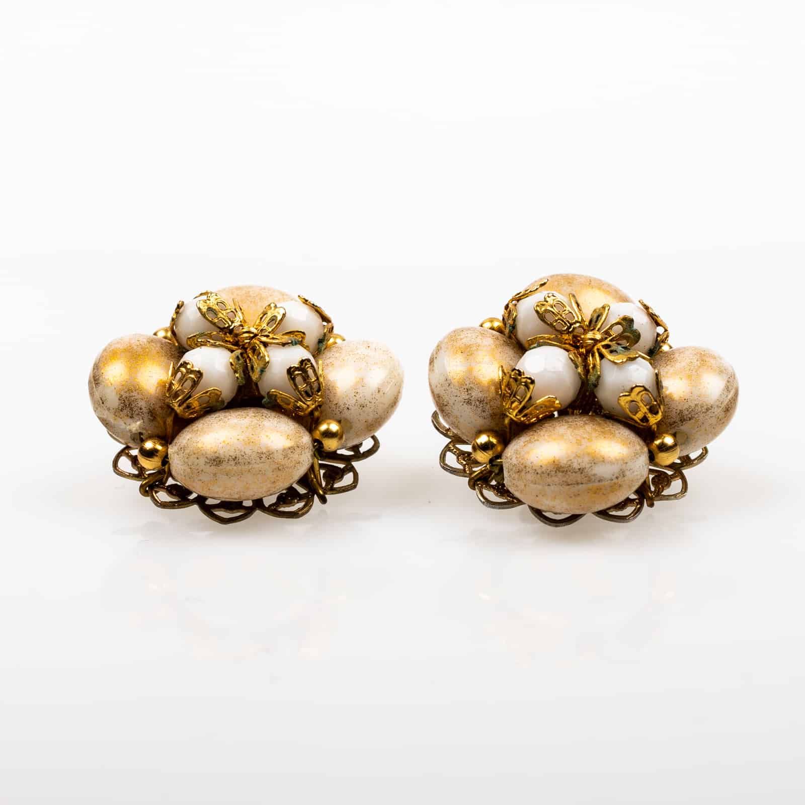 Ohrclips-floral-goldfarben-weiße-Perlen-50s