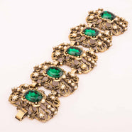 Opulentes Armband mit grünen Strasssteinen und kleinen Perlen
