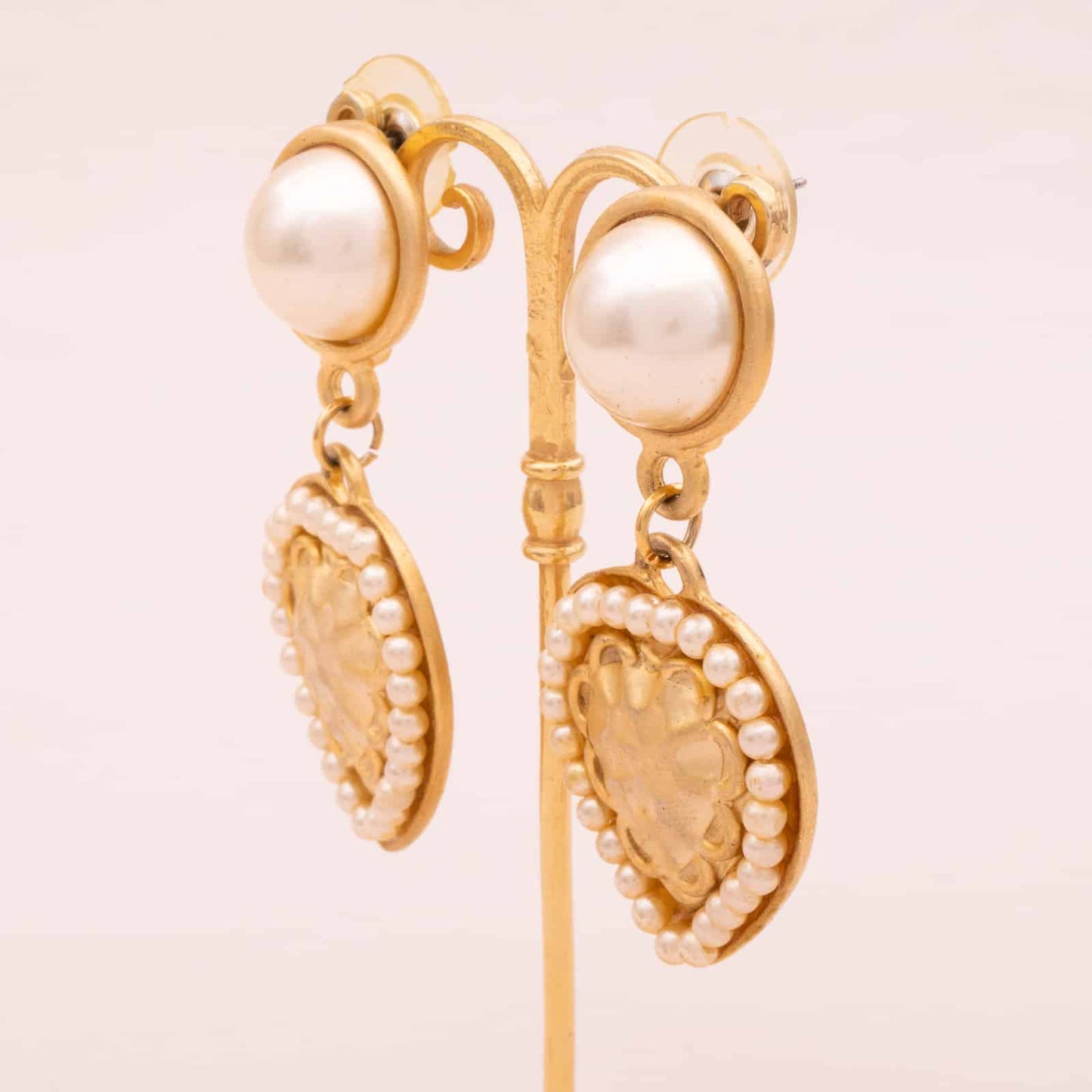 Vintage-Perlen-Herz-Ohrringe-matt-vergoldet-Seitenansicht