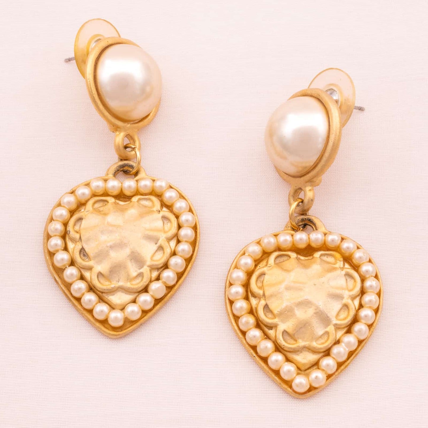 Vintage-Perlen-Herz-Ohrringe-matt-vergoldet