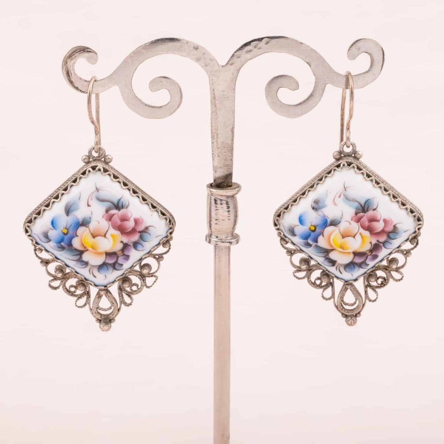 Vintage-Porzellan-Ohrringe-mit-Blumen-handbemalt-Filigranarbeit
